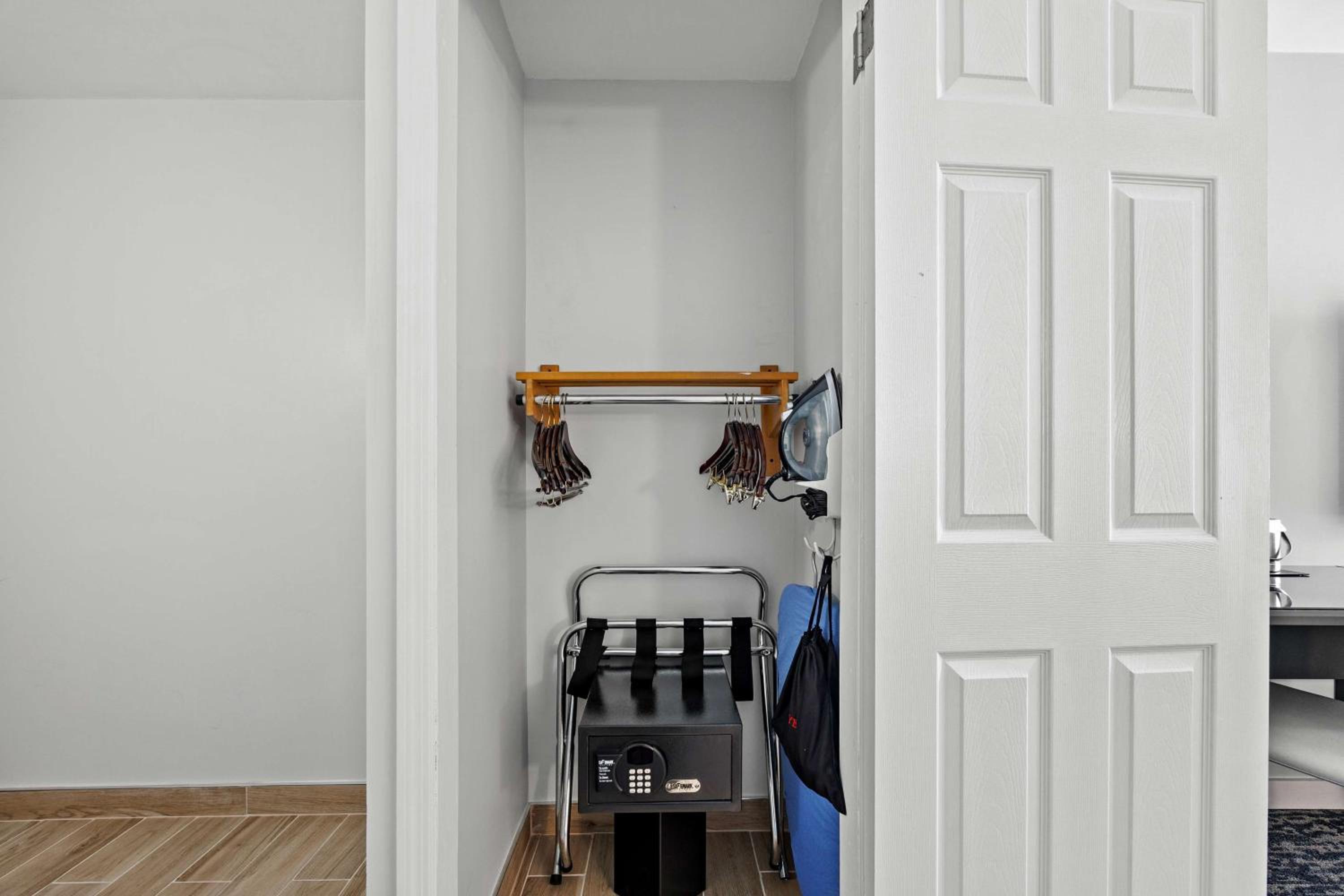 King Room with Accessible Tub - Mobility and Hearing Access - Photo 2