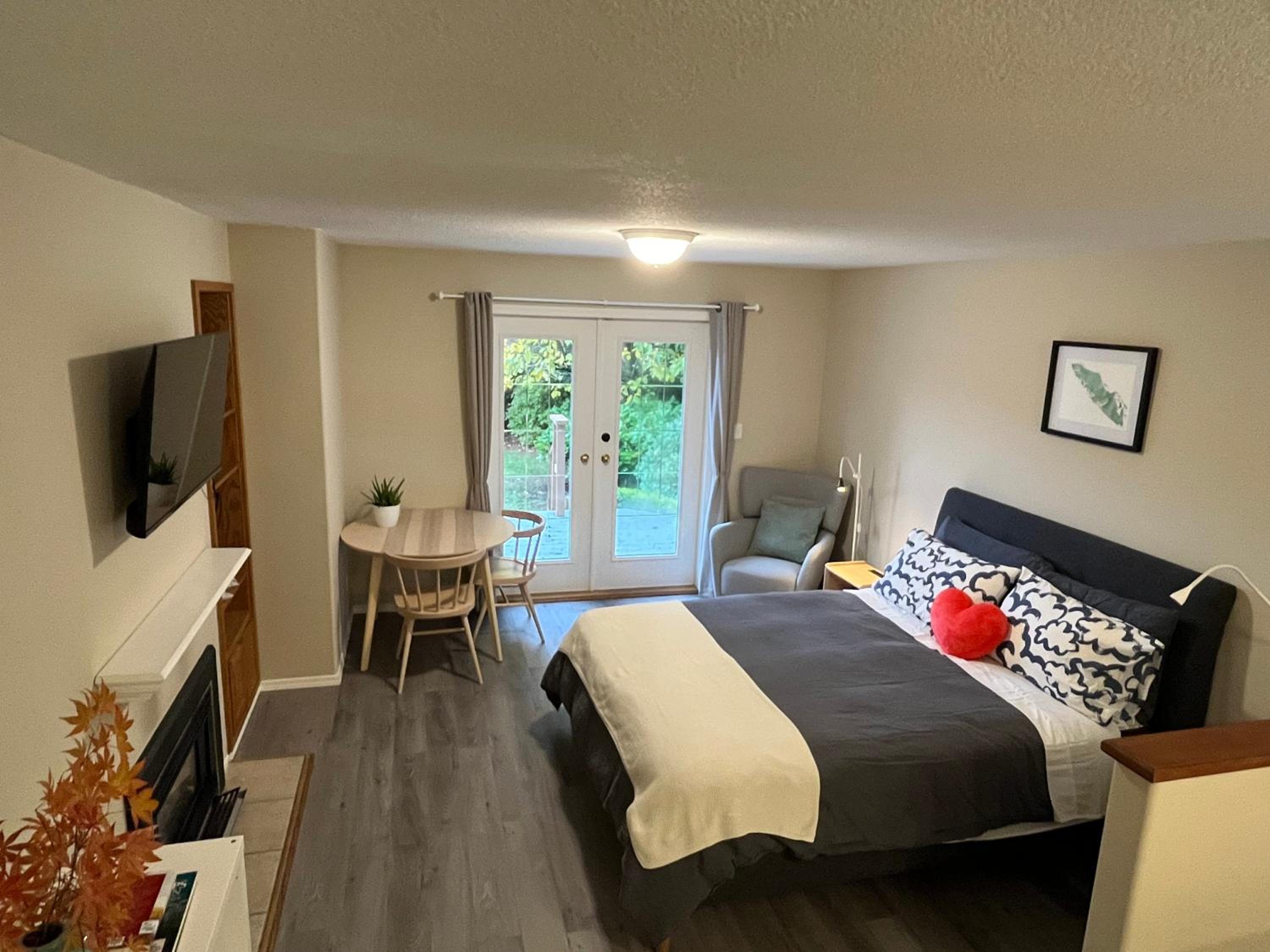 Family Room With Private Bathroom photo 1