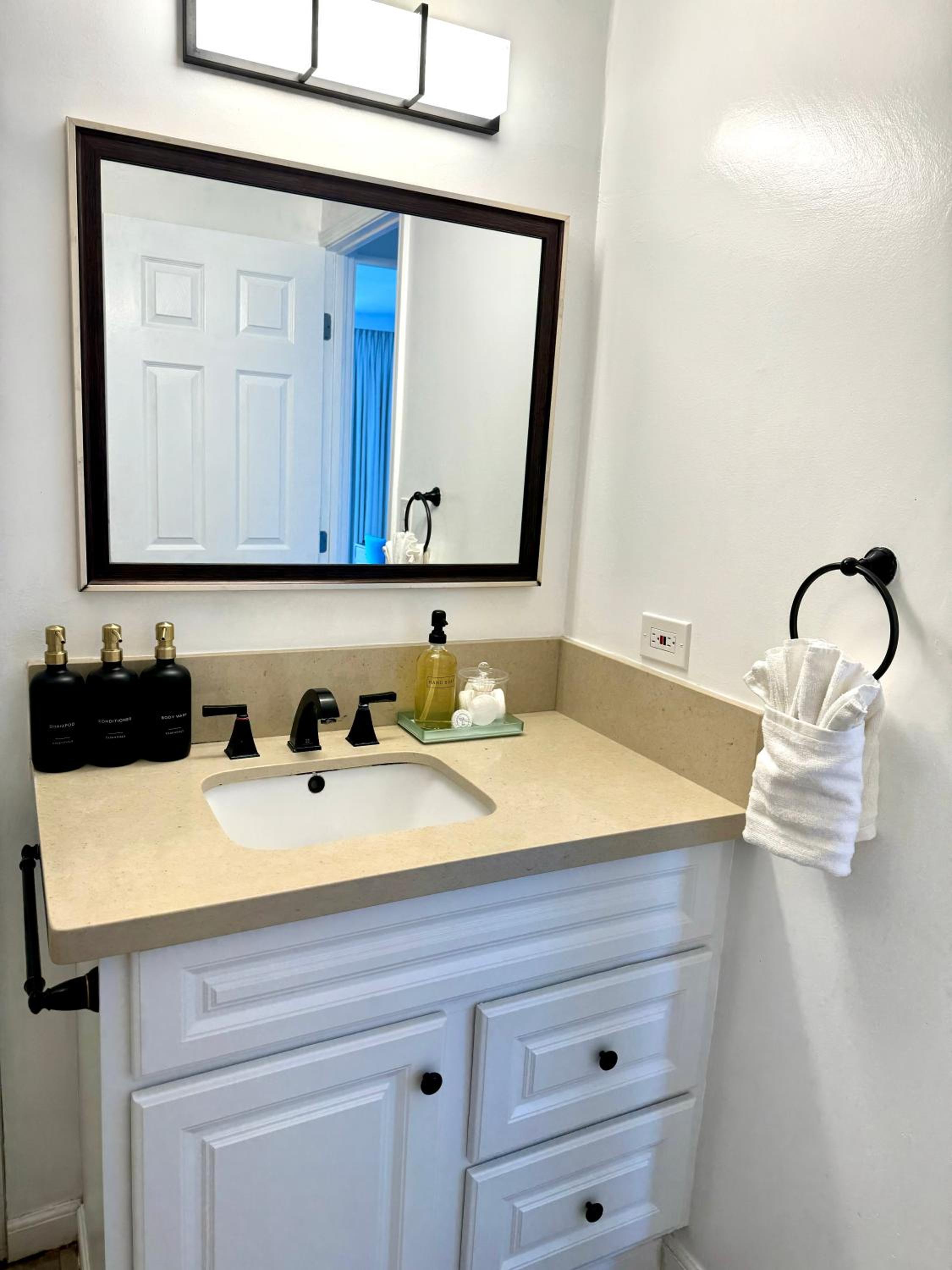 Amazing View Waikiki Beach 28th Floor 1BR Family and Group Condo: One-Bedroom Apartment photo
