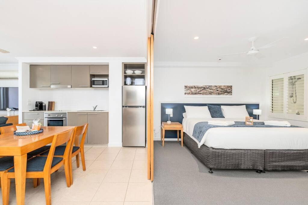 Two-Bedroom Apartment With Pool View photo 3