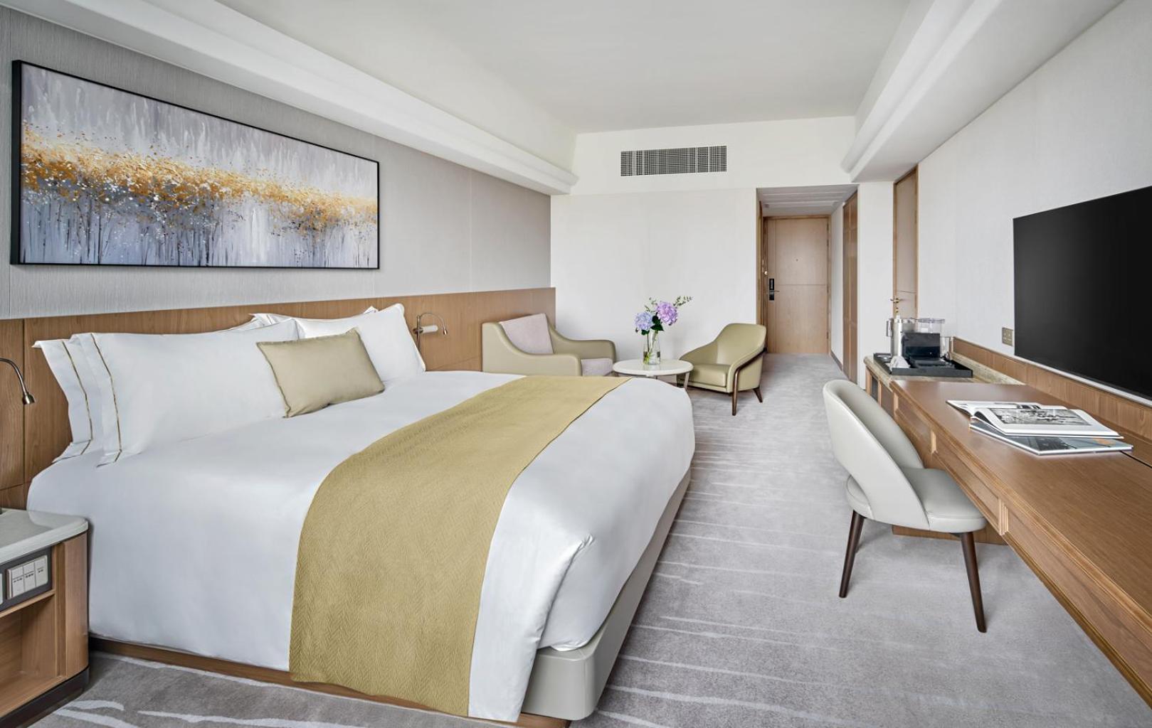 Premium City King Room with Sofa Bed photo 2