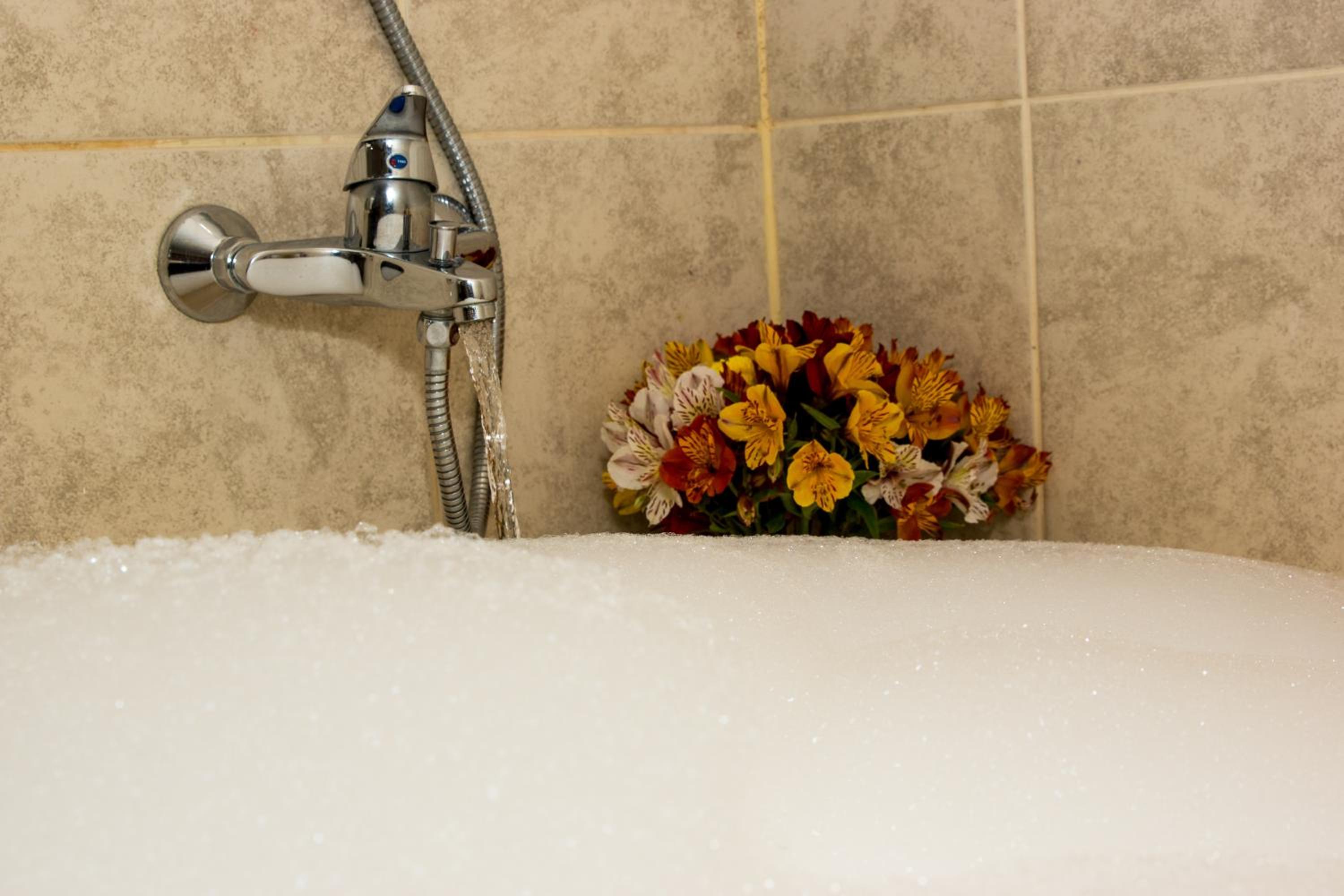 Suite with jacuzzi and balcony - Photo 2