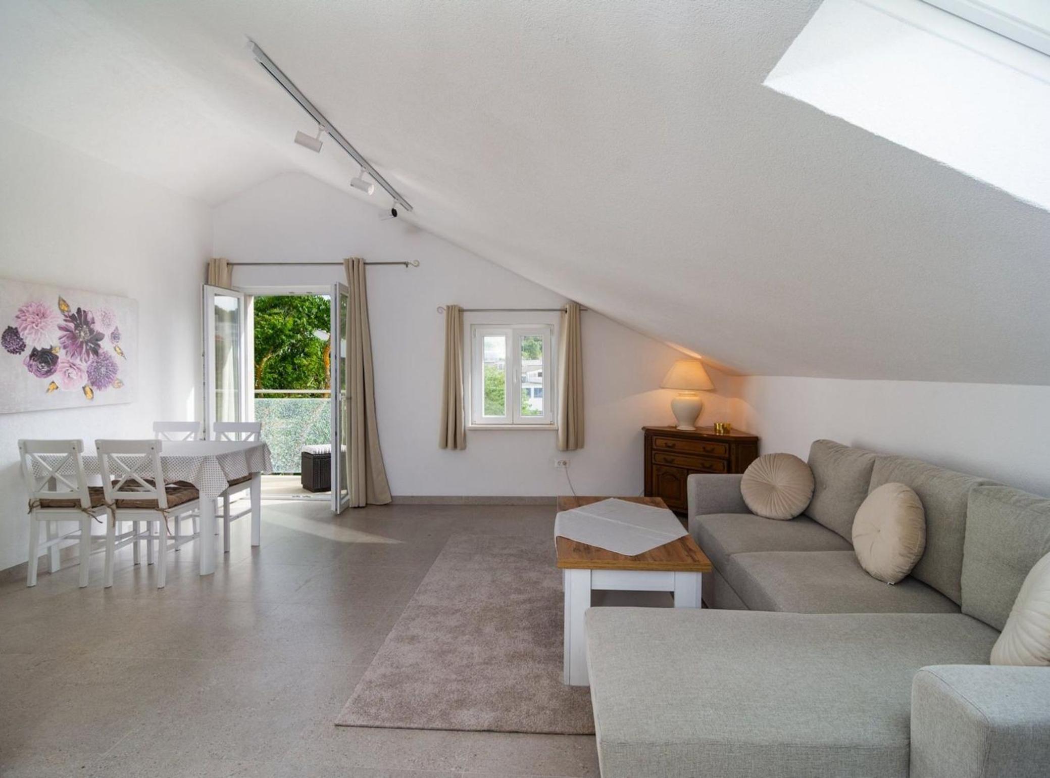 One Bedroom Apartment With Balcony