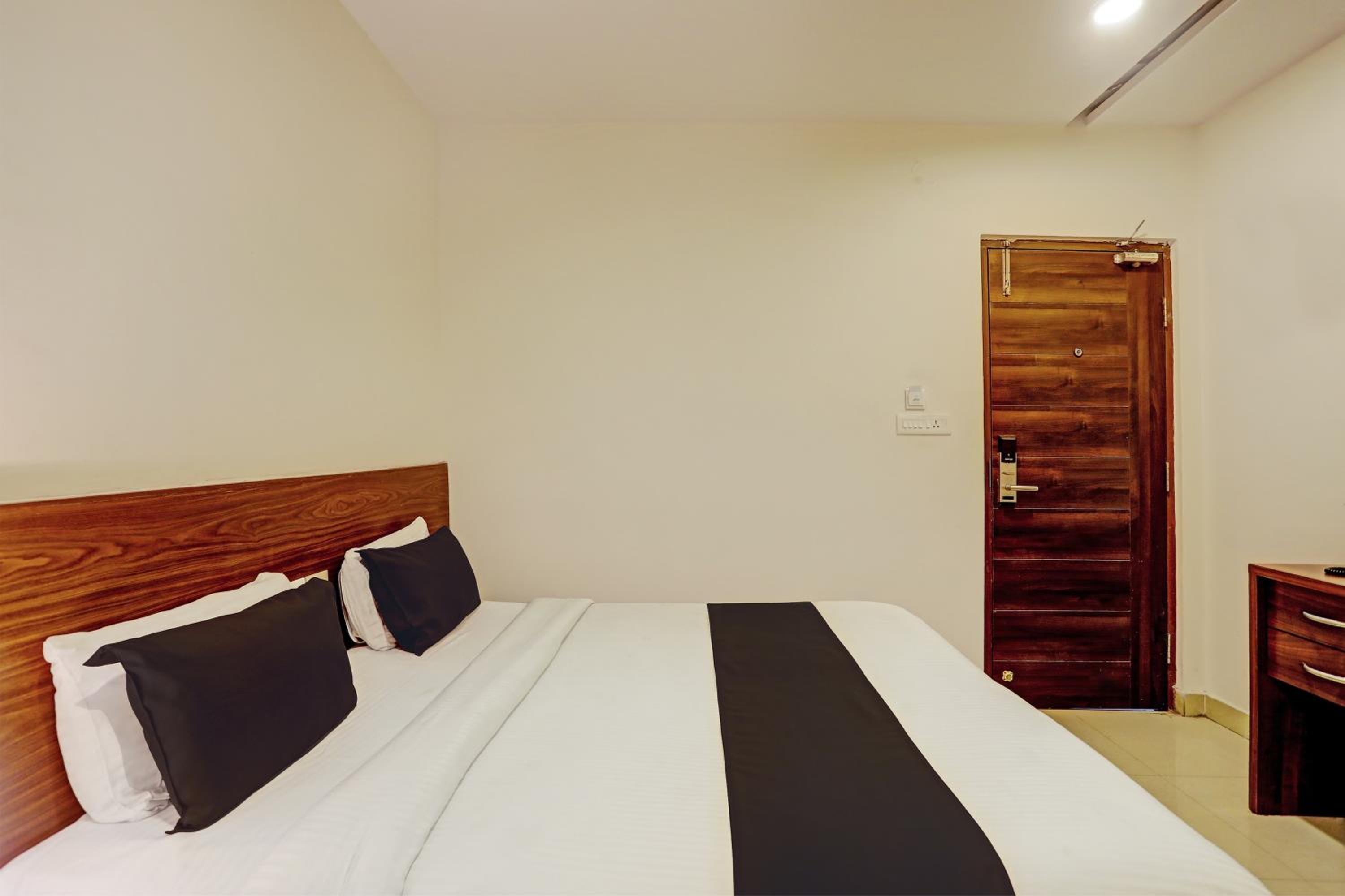 Standard Double Room - Photo 8