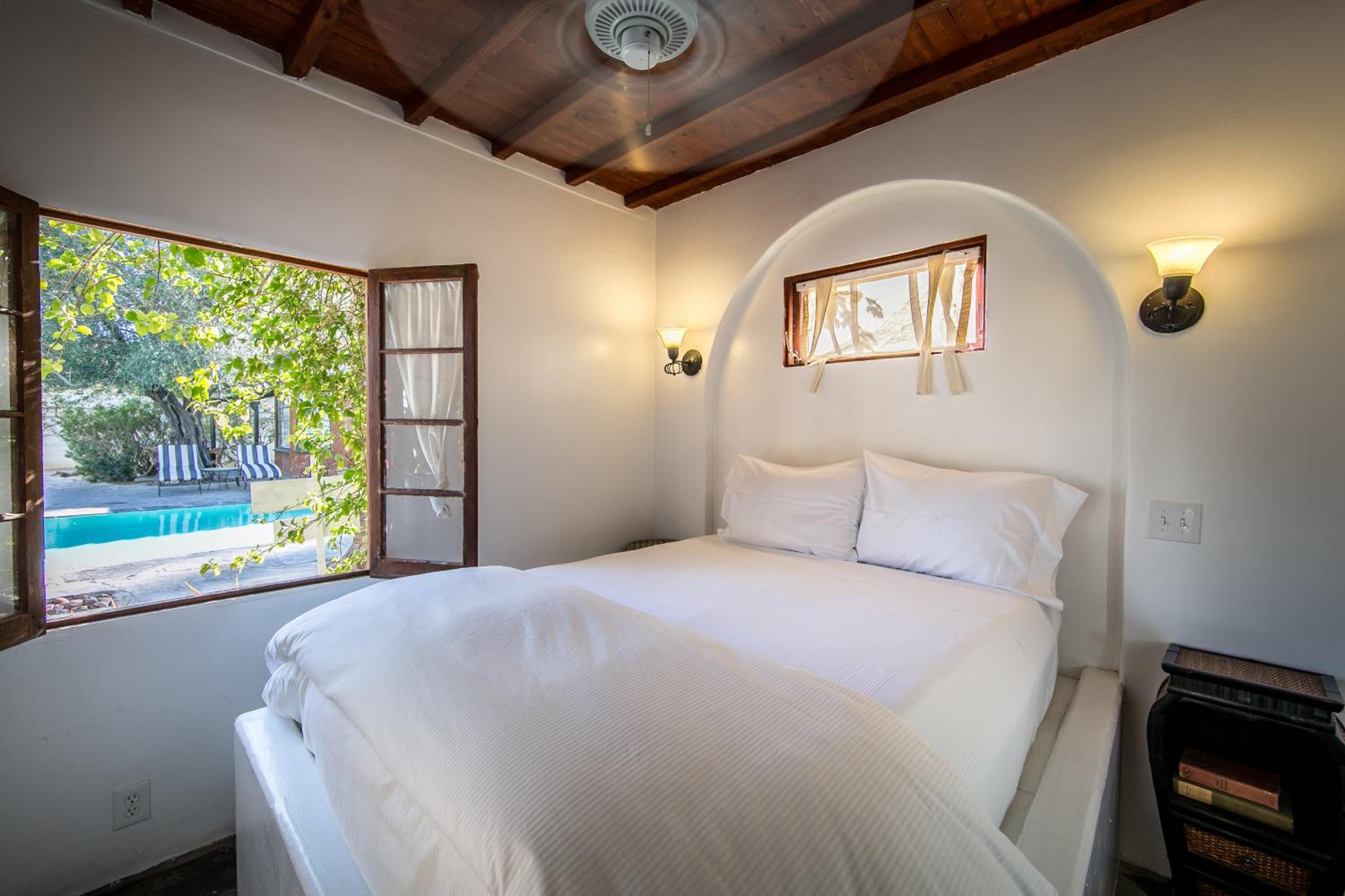 Queen Suite - Ionean Bungalow photo 2