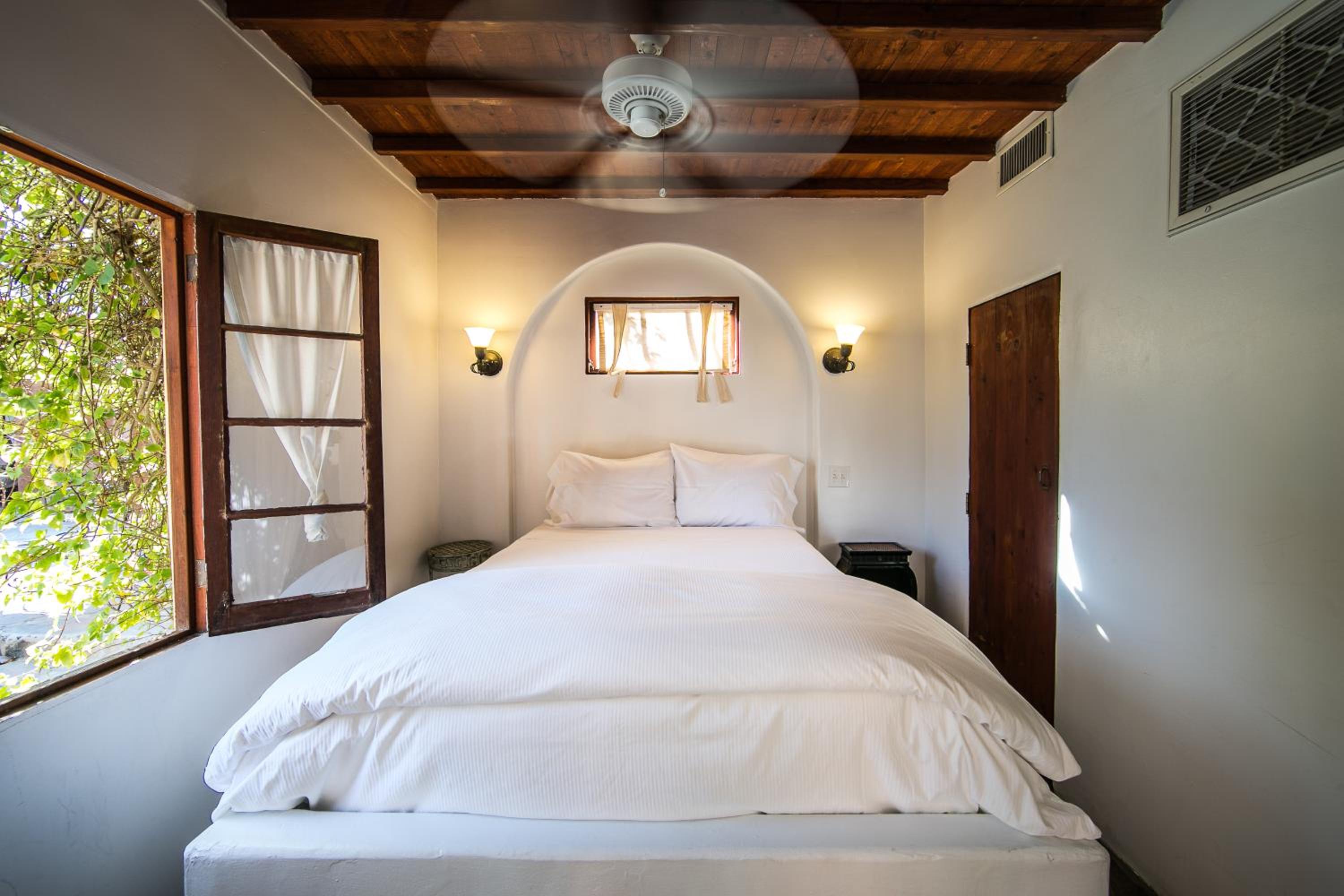 Queen Suite - Ionean Bungalow photo 3