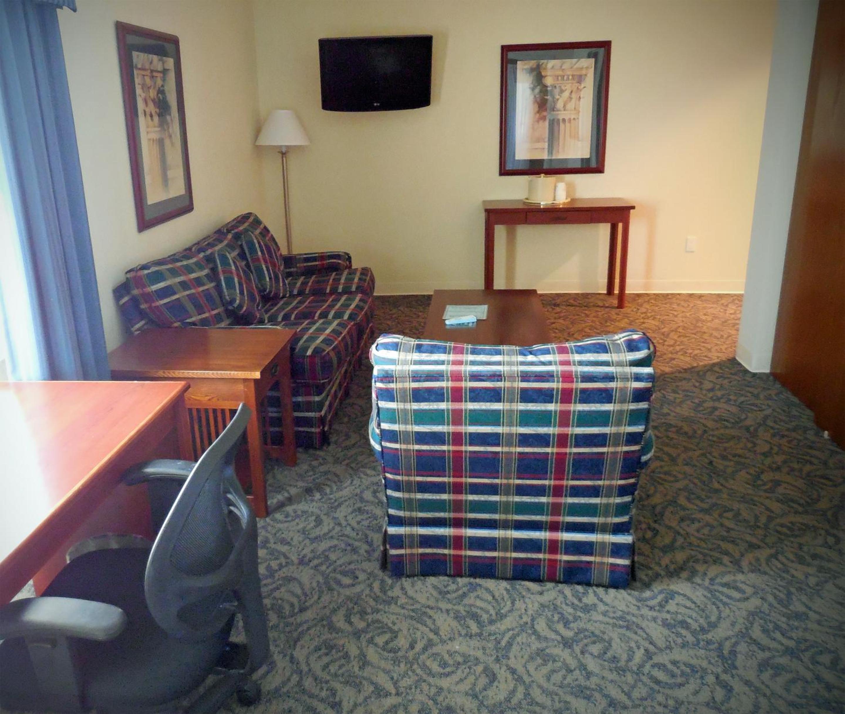 King Suite - Non-Smoking - Photo 5