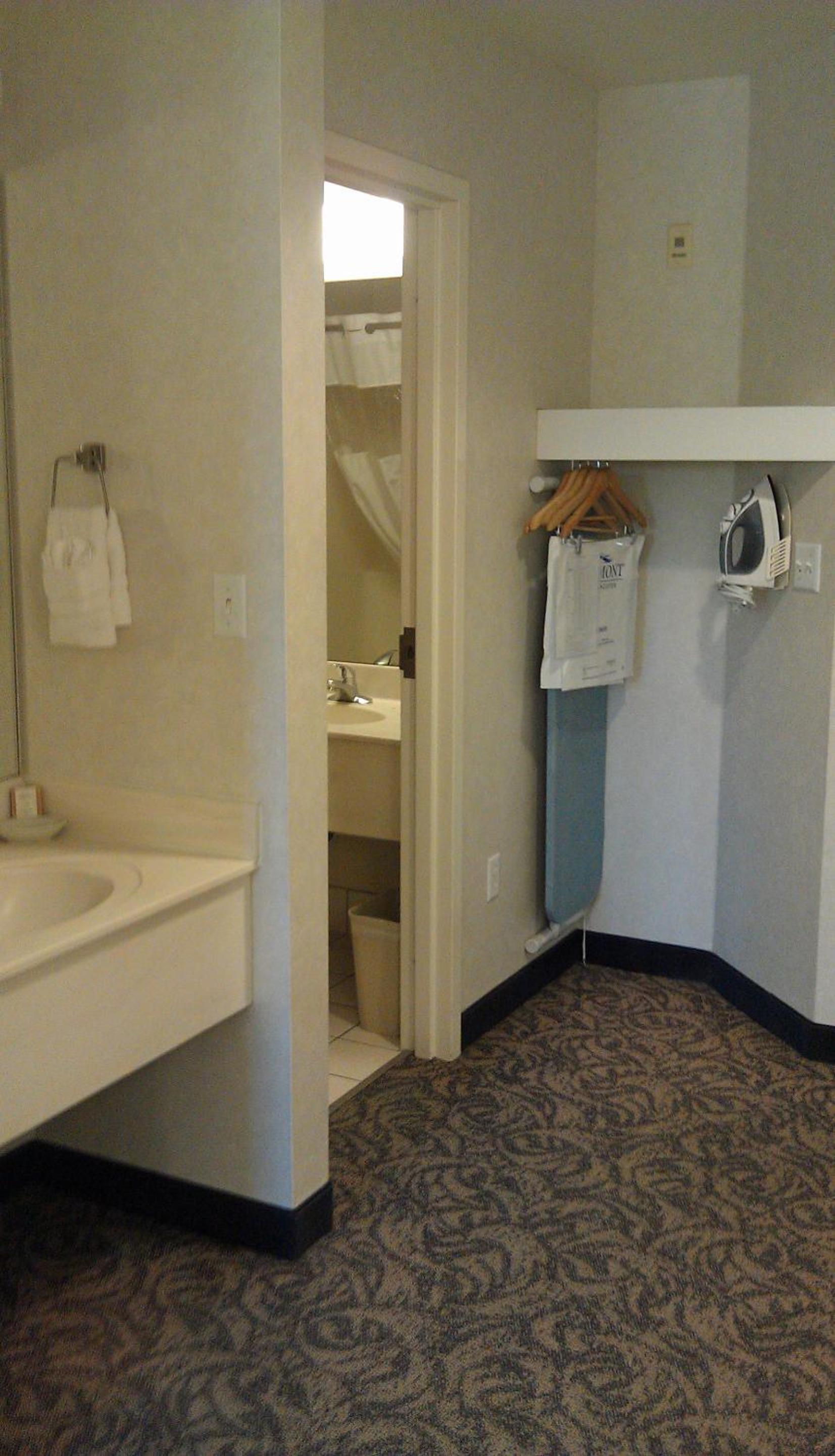 King Room - Non-Smoking - Photo 6