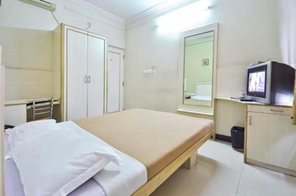 Standard Double Room with Fan - Photo 2