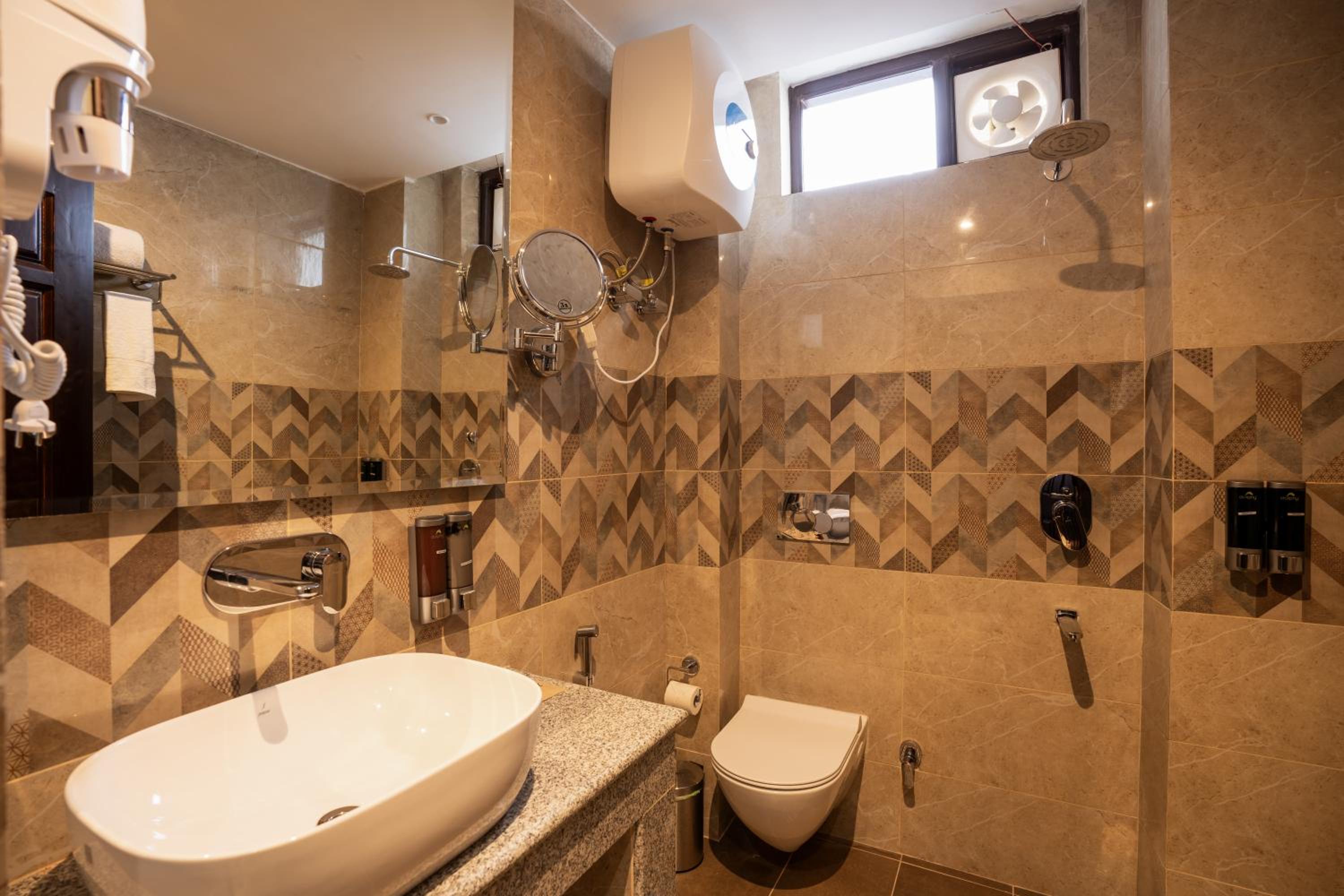 Deluxe Room - Photo 5