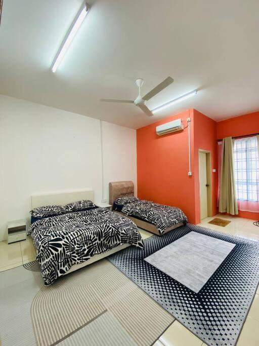 Three-Bedroom House photo 3
