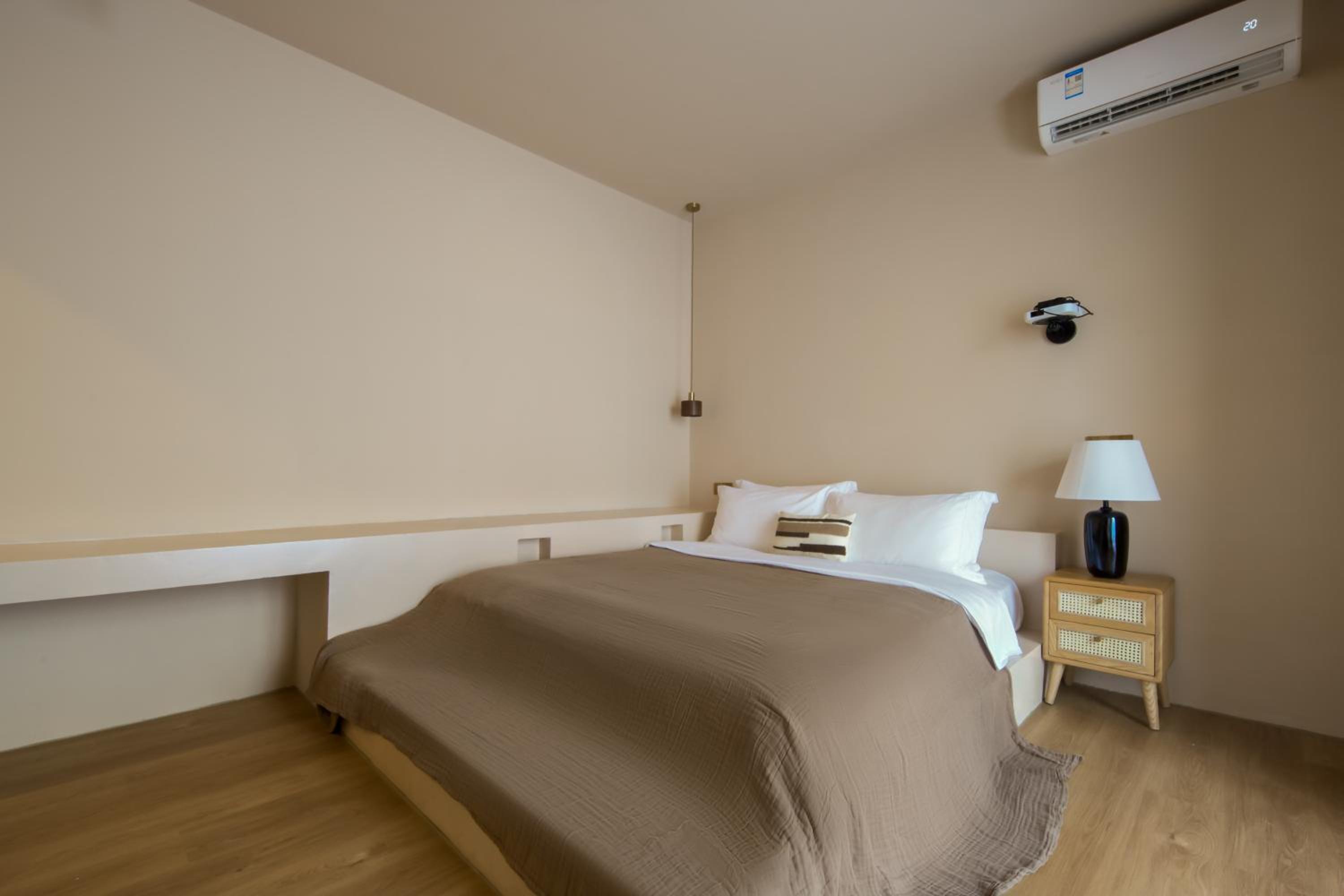 Courtyard King Room (HD Projection + Bathtub)
