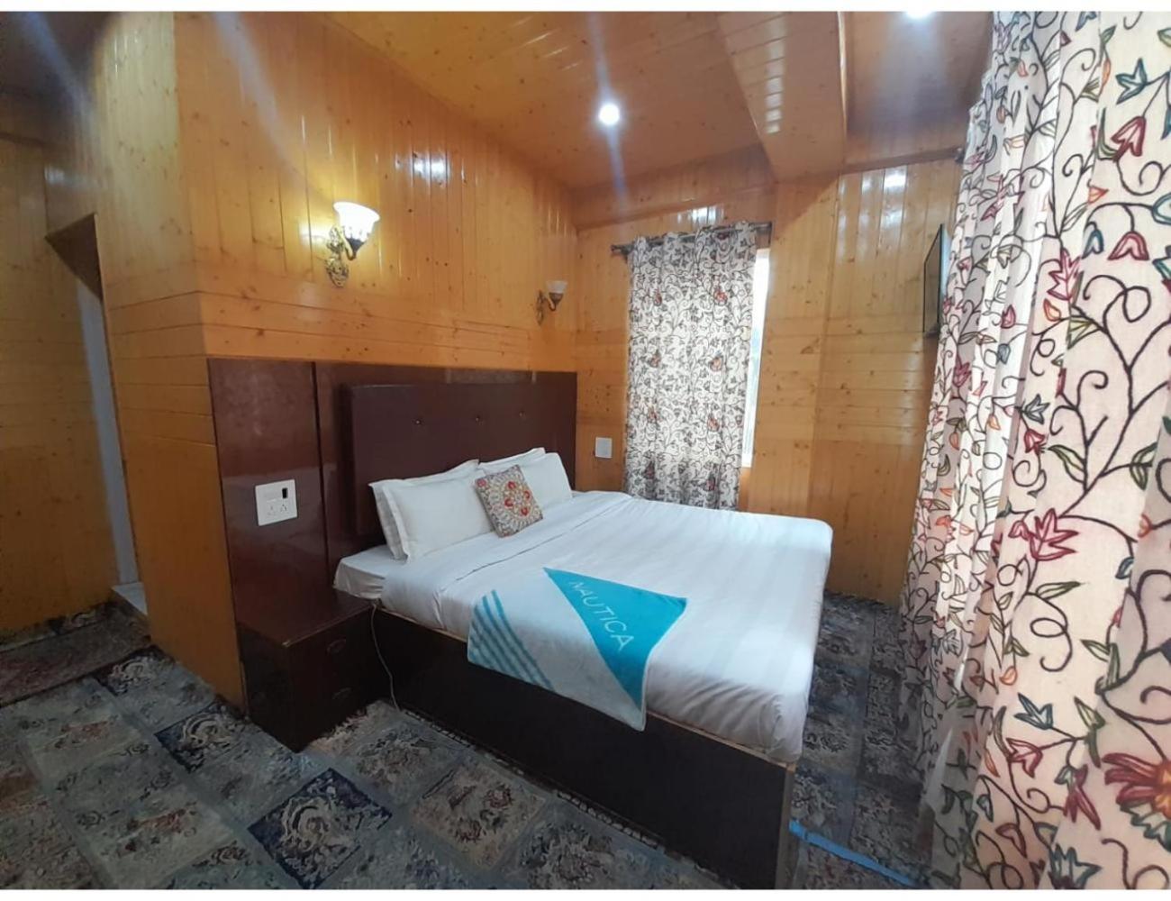 Deluxe Queen Room photo 2