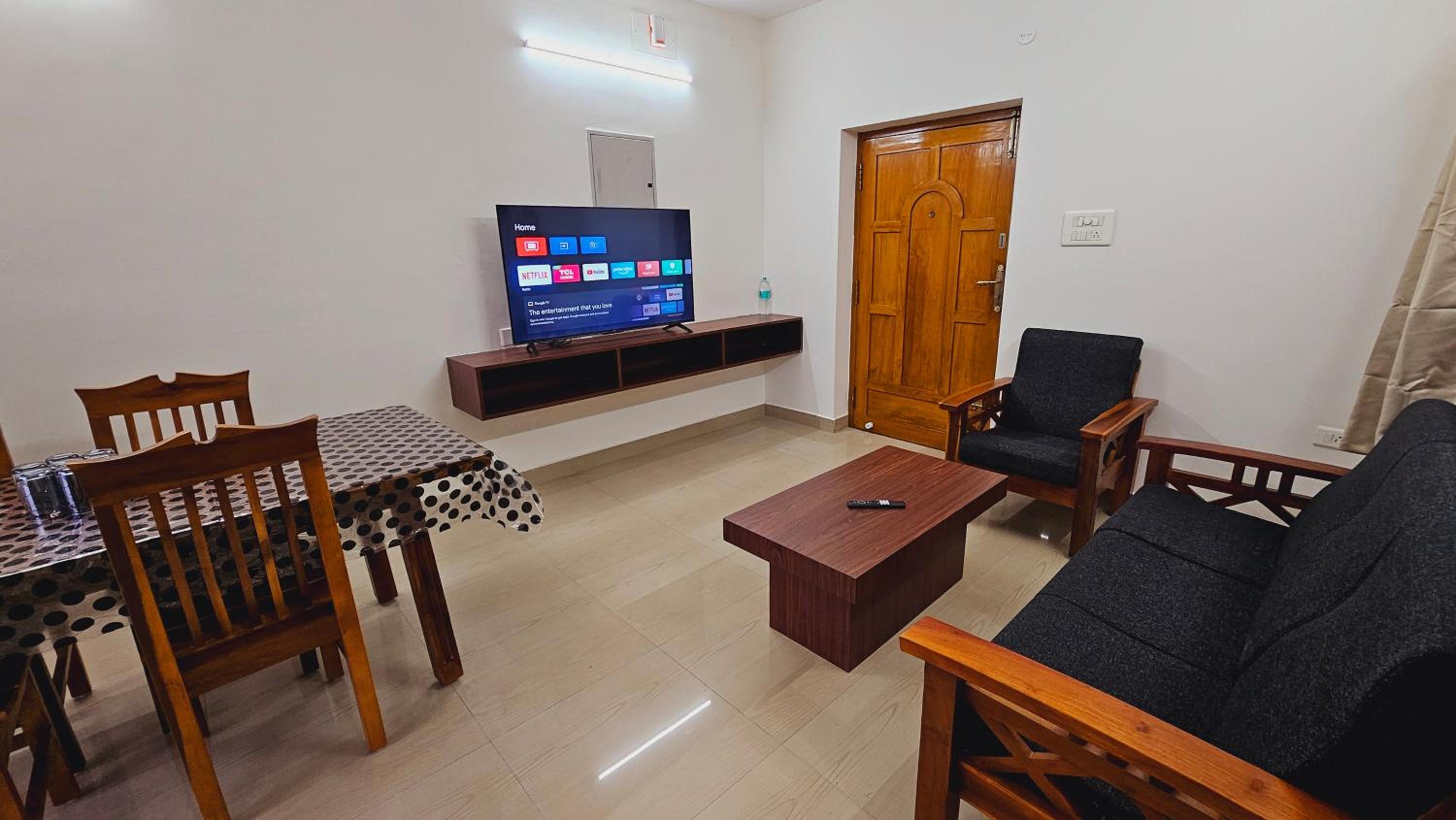 Three-Bedroom Apartment photo 2