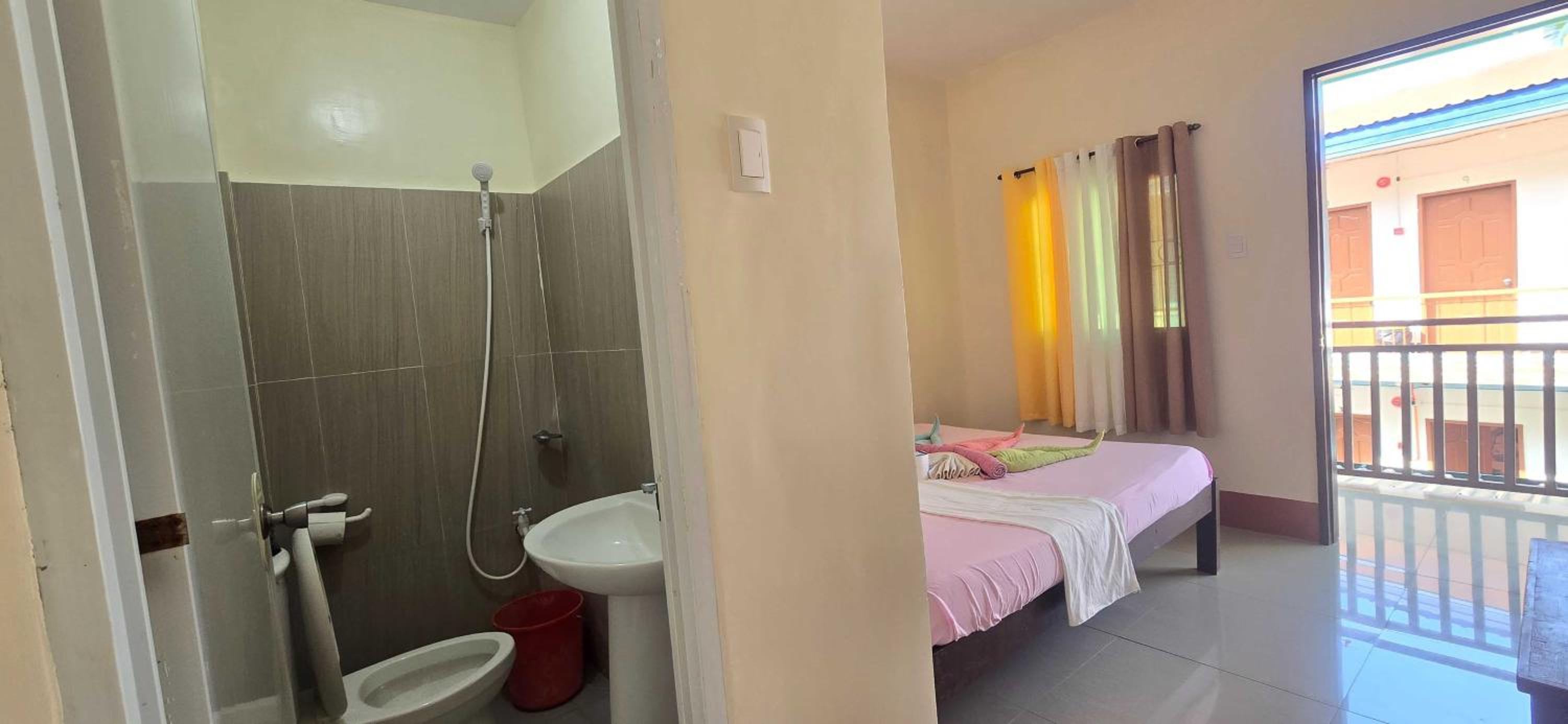 Deluxe Double Room - Photo 13