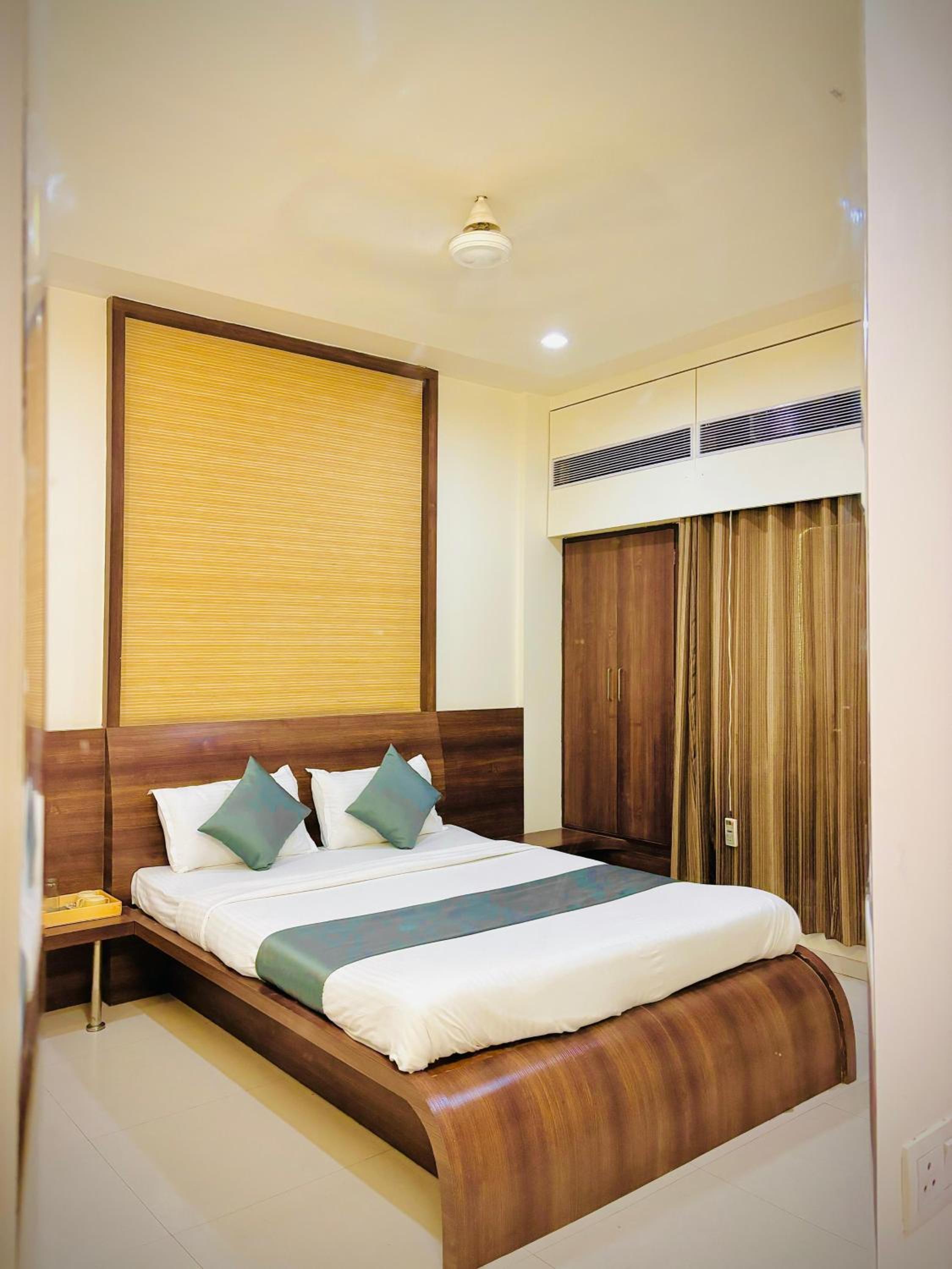Deluxe Room - Photo 25