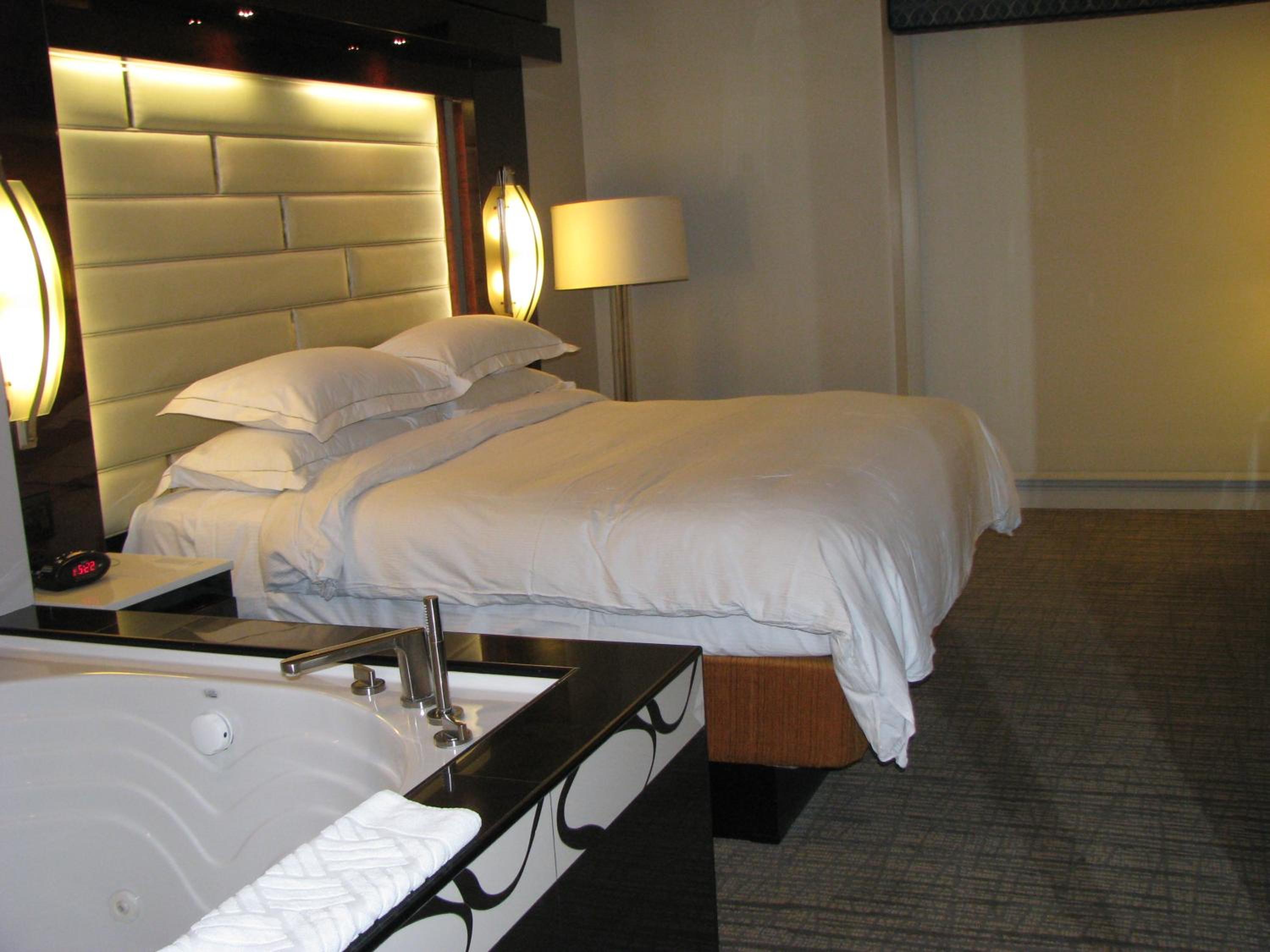 One-Bedroom Suite with Kitchen