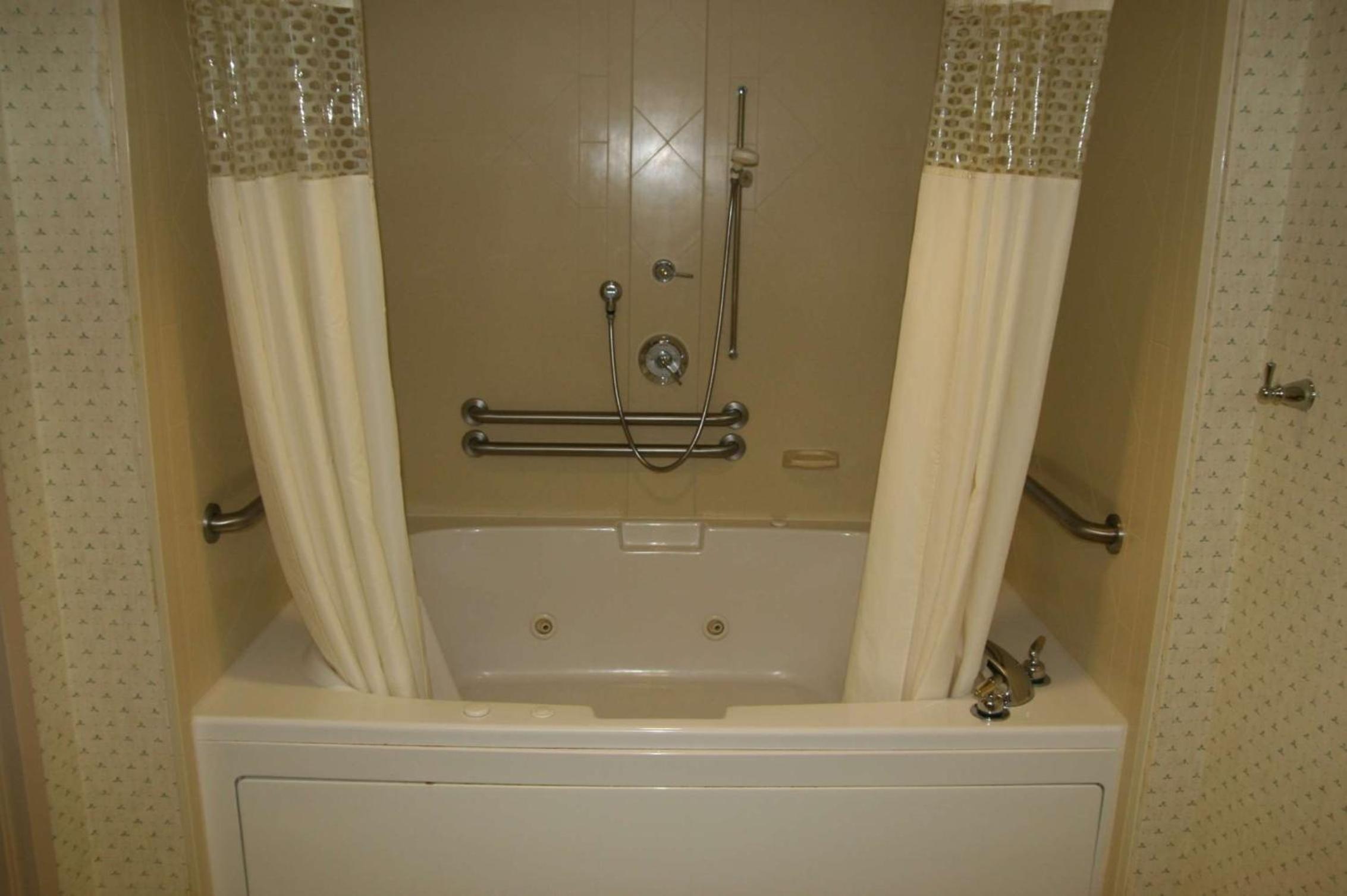 King Studio Suite With Whirlpool - Non-Smoking photo 3