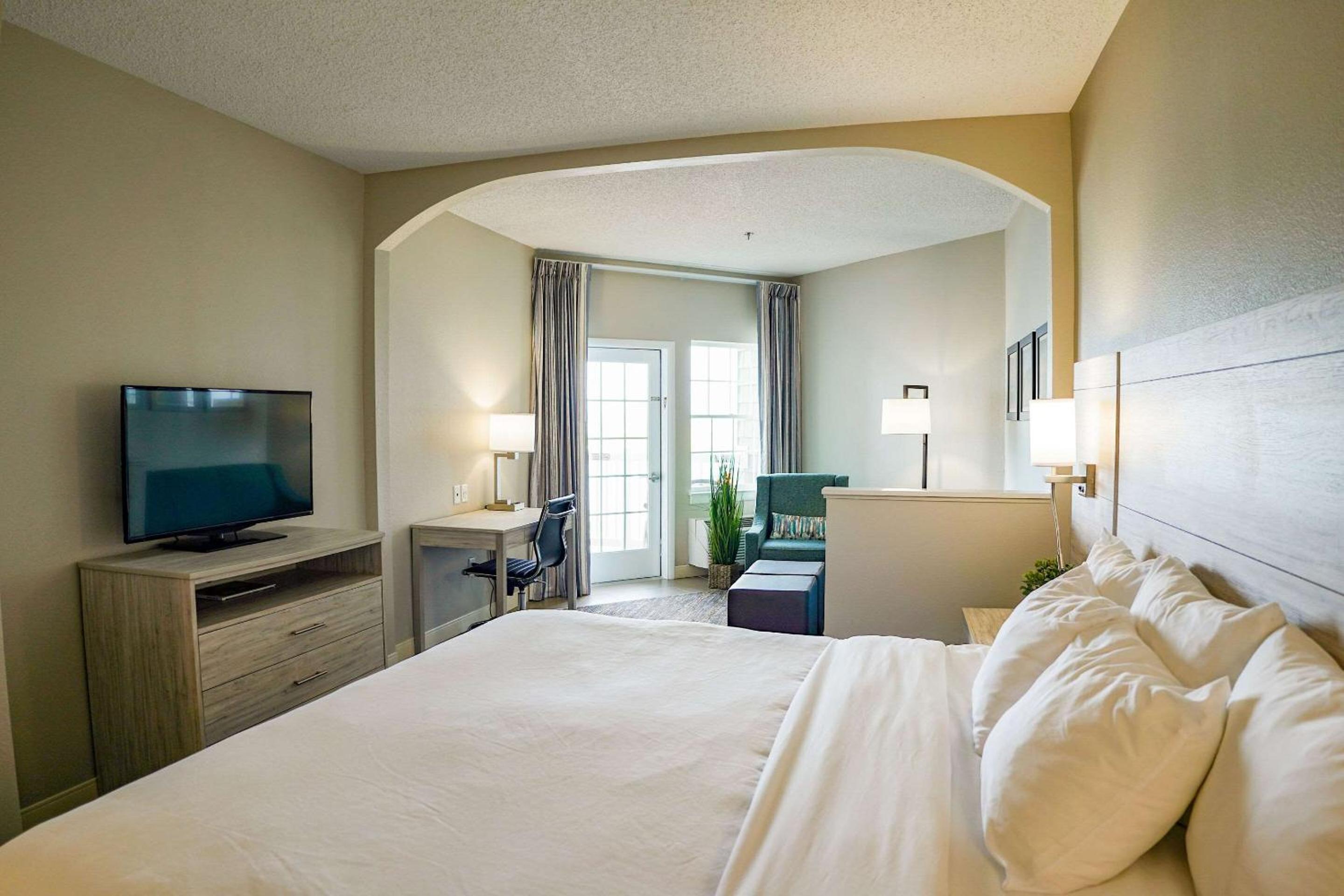 Deluxe View King Suite - Photo 12