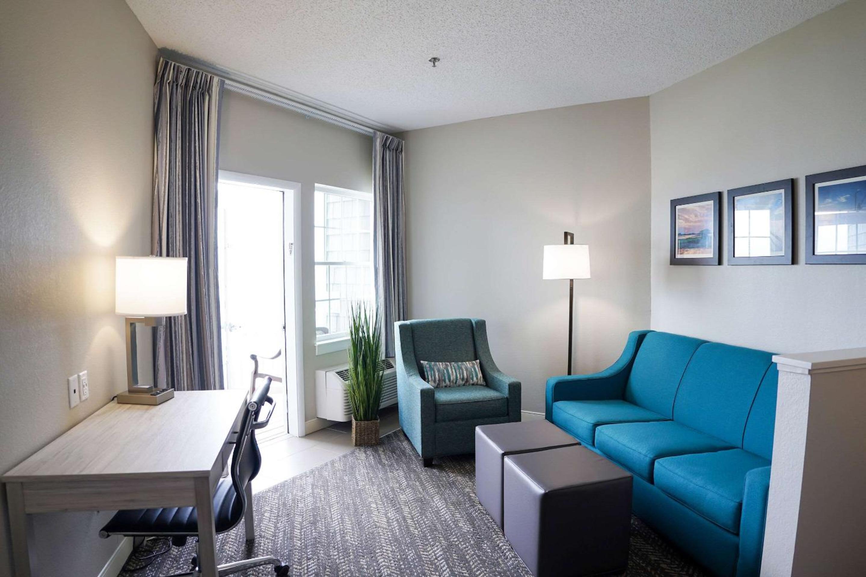 Deluxe View King Suite - Photo 11
