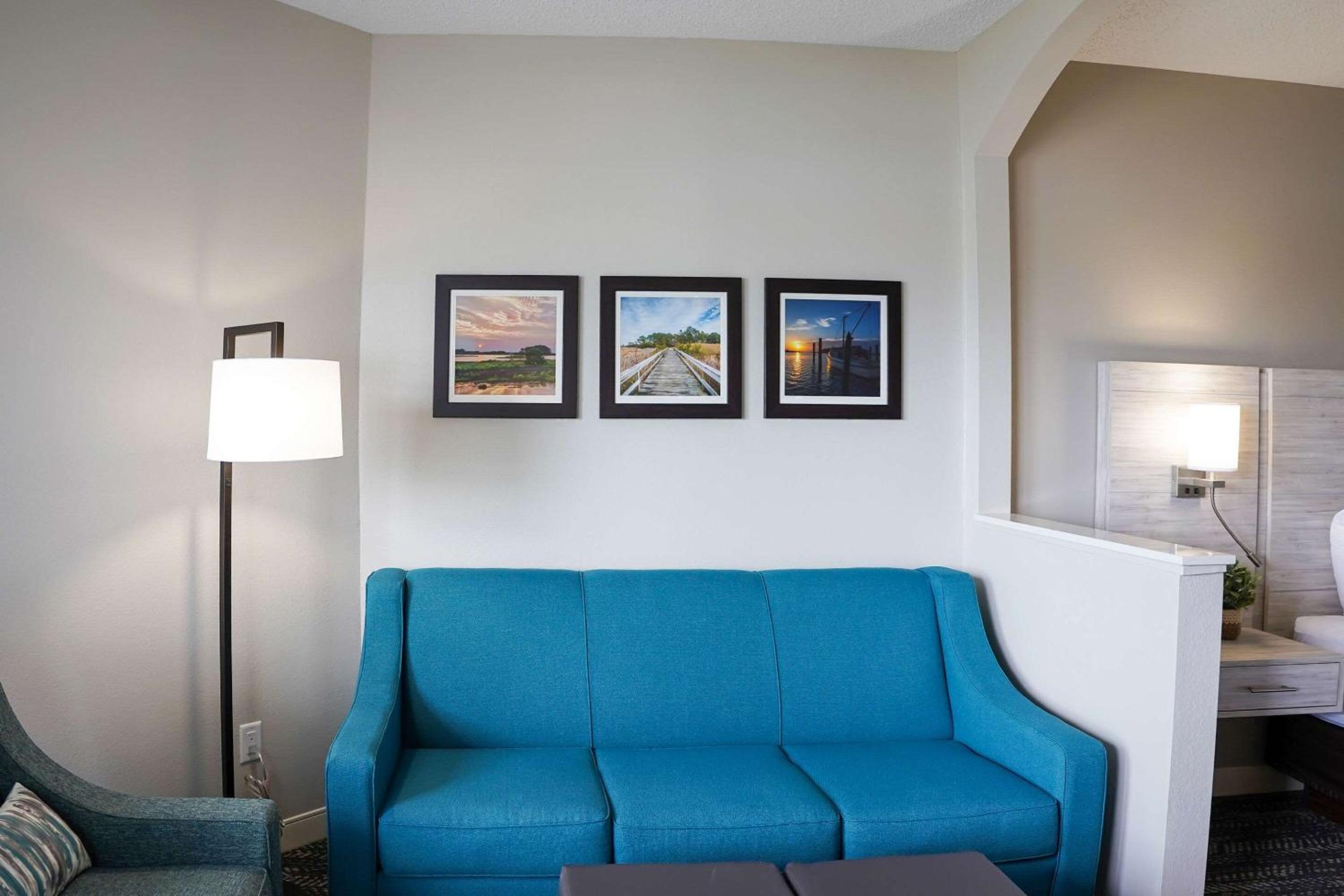 Deluxe View King Suite - Photo 10