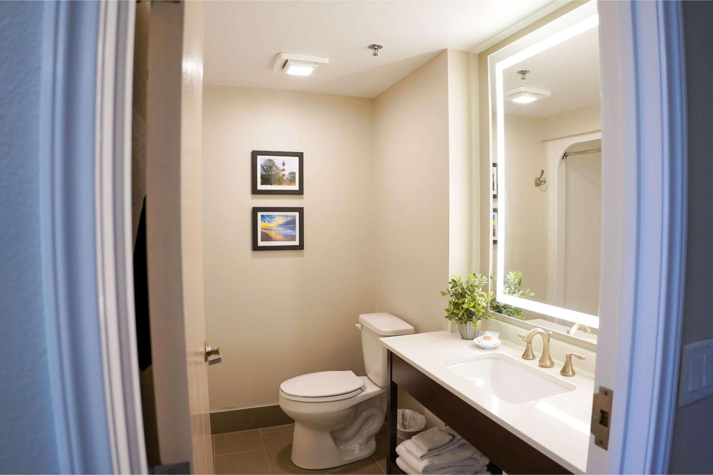 Deluxe View King Suite - Photo 2
