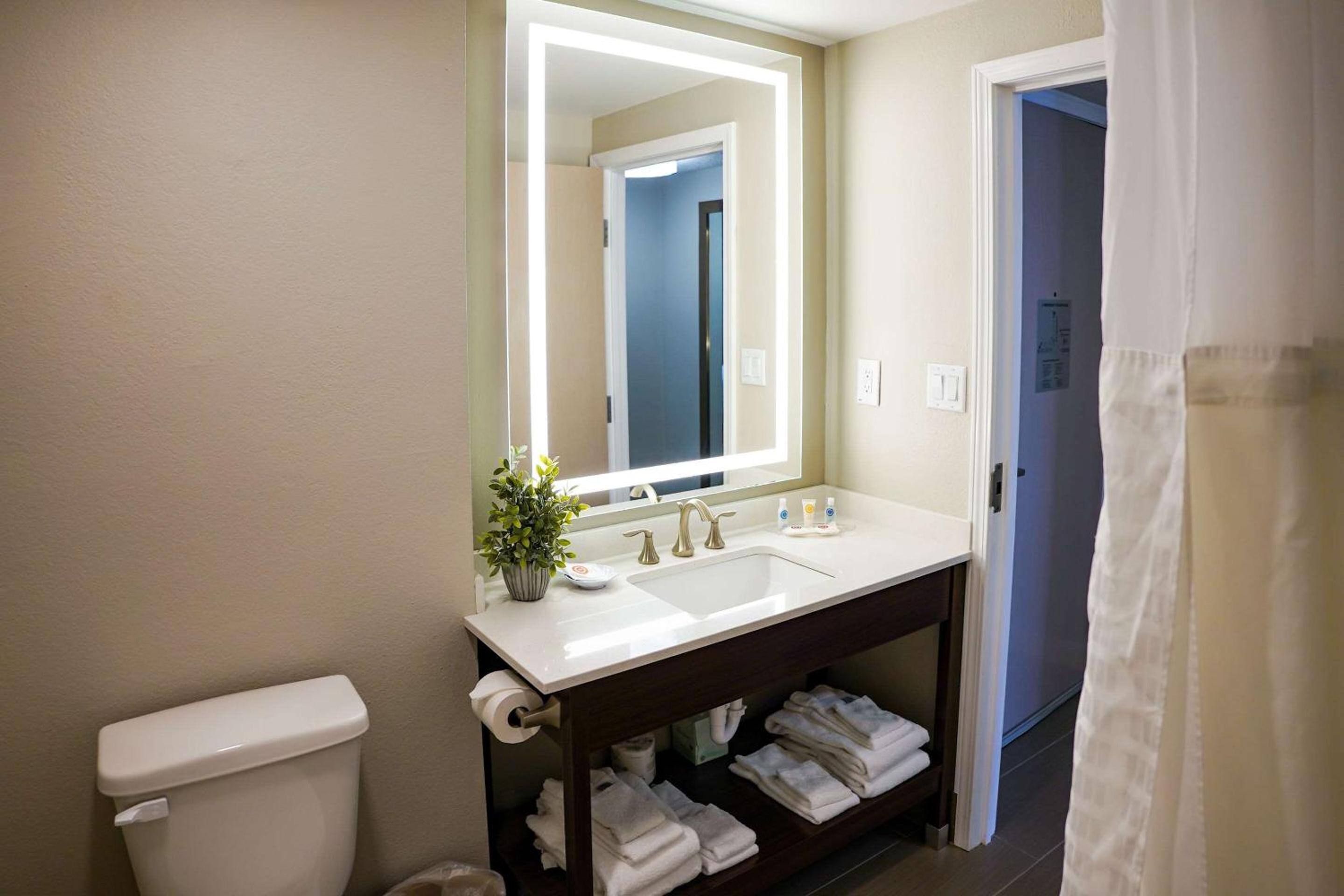 Deluxe View King Suite - Photo 3
