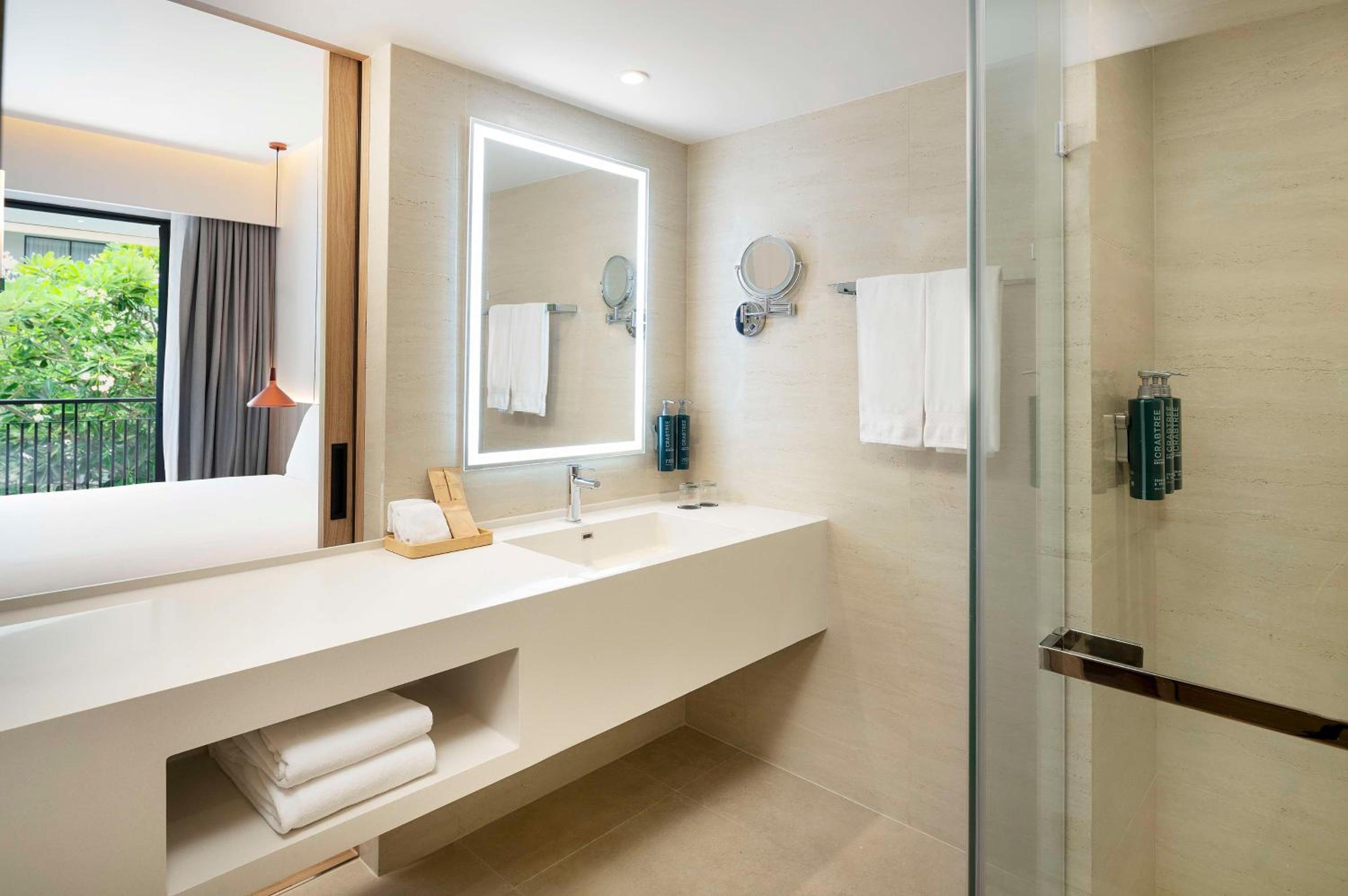 Premium King Room with Balcony - Photo 3
