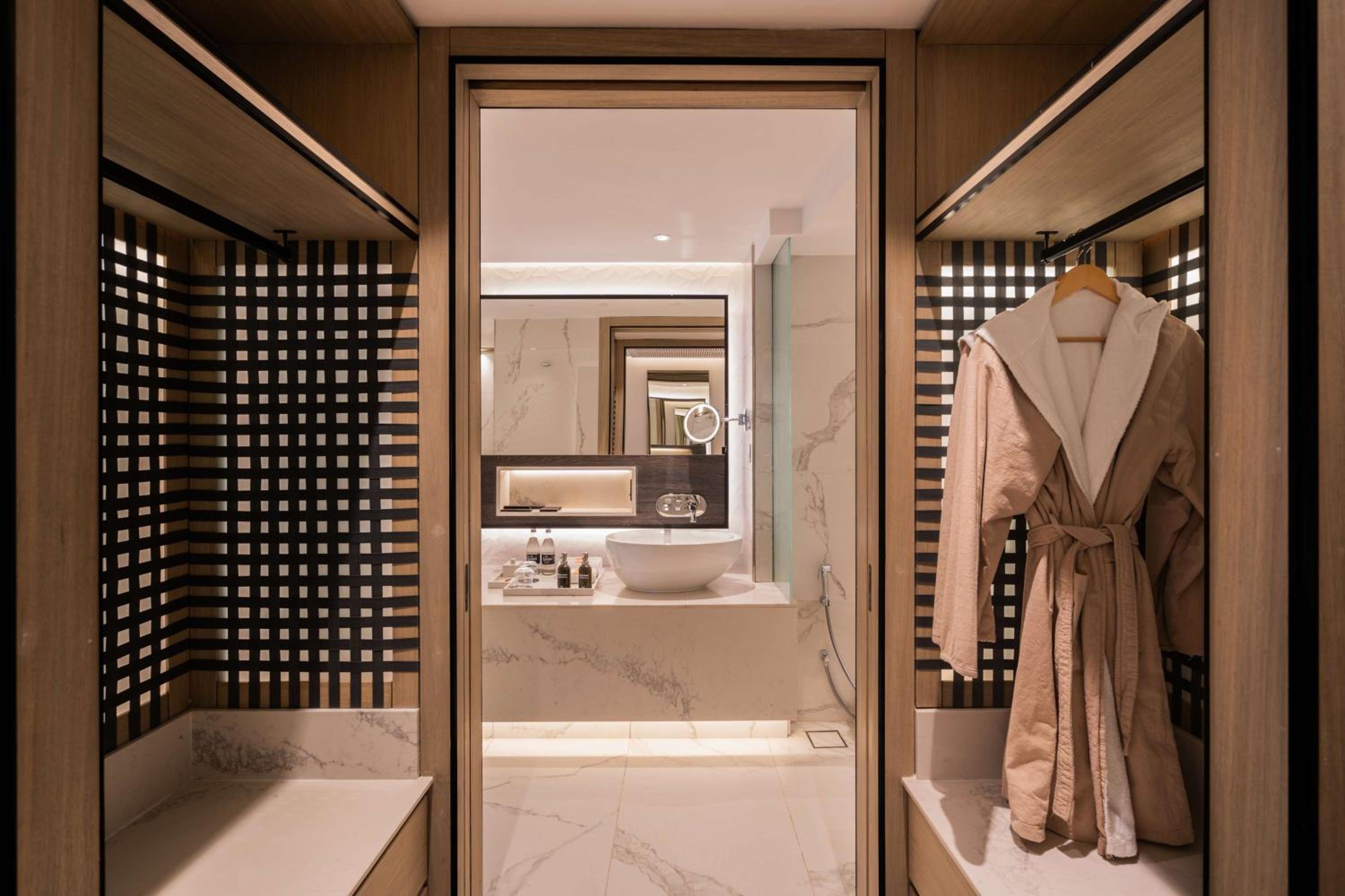 Signature King Room With balcony - Photo 7