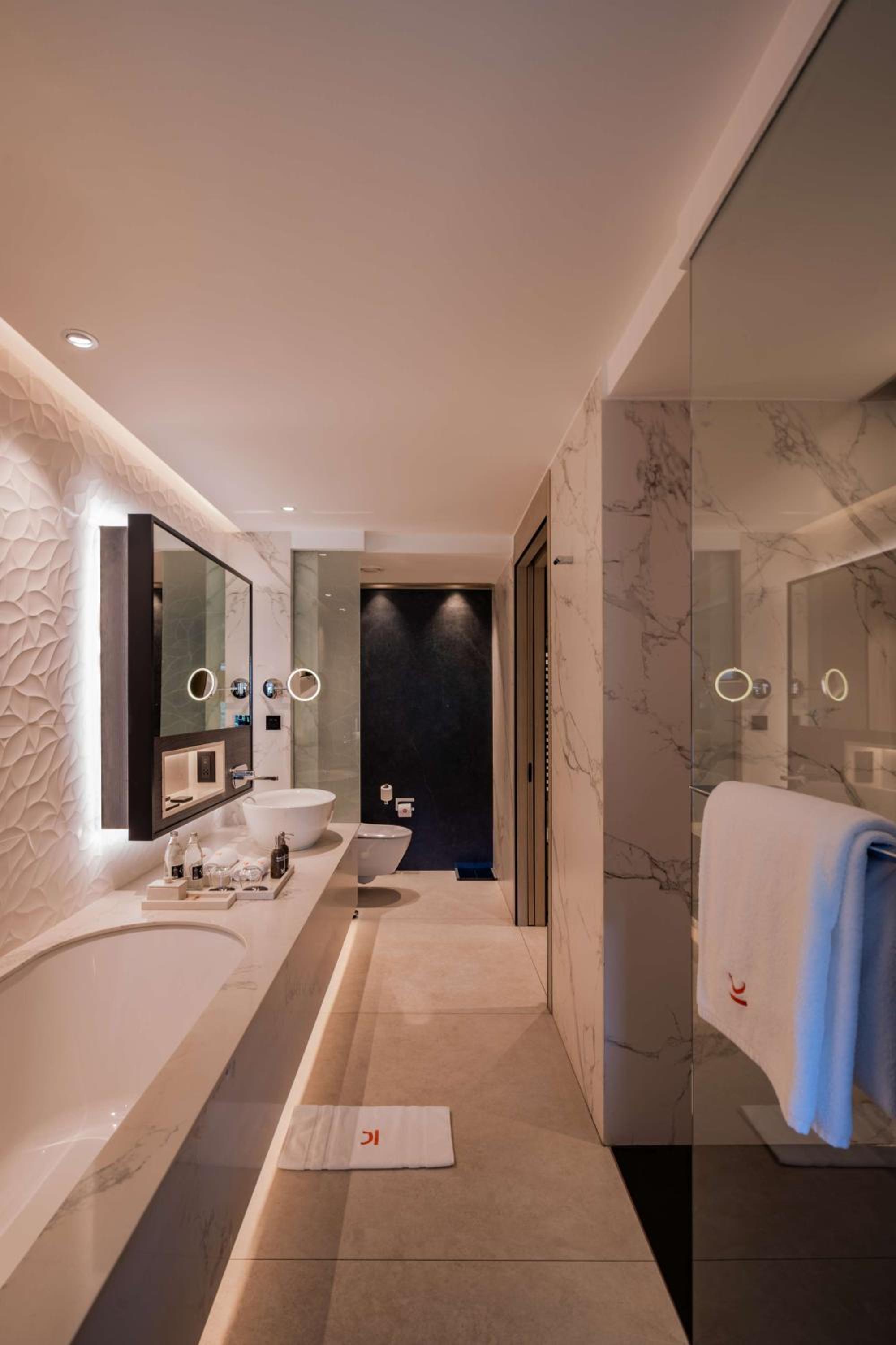 Deluxe Serene King Room - Photo 14