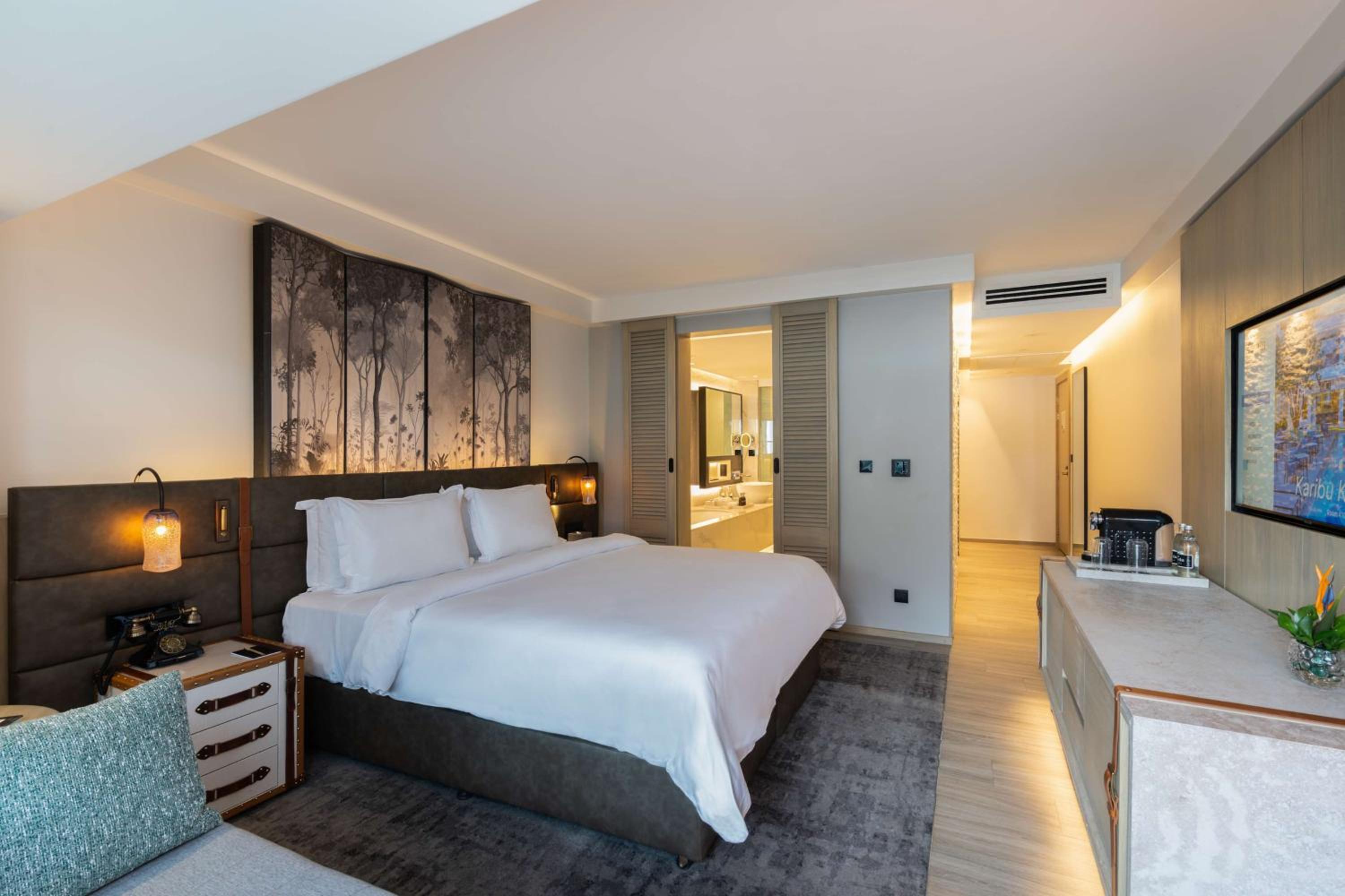 Deluxe Serene King Room - Photo 9