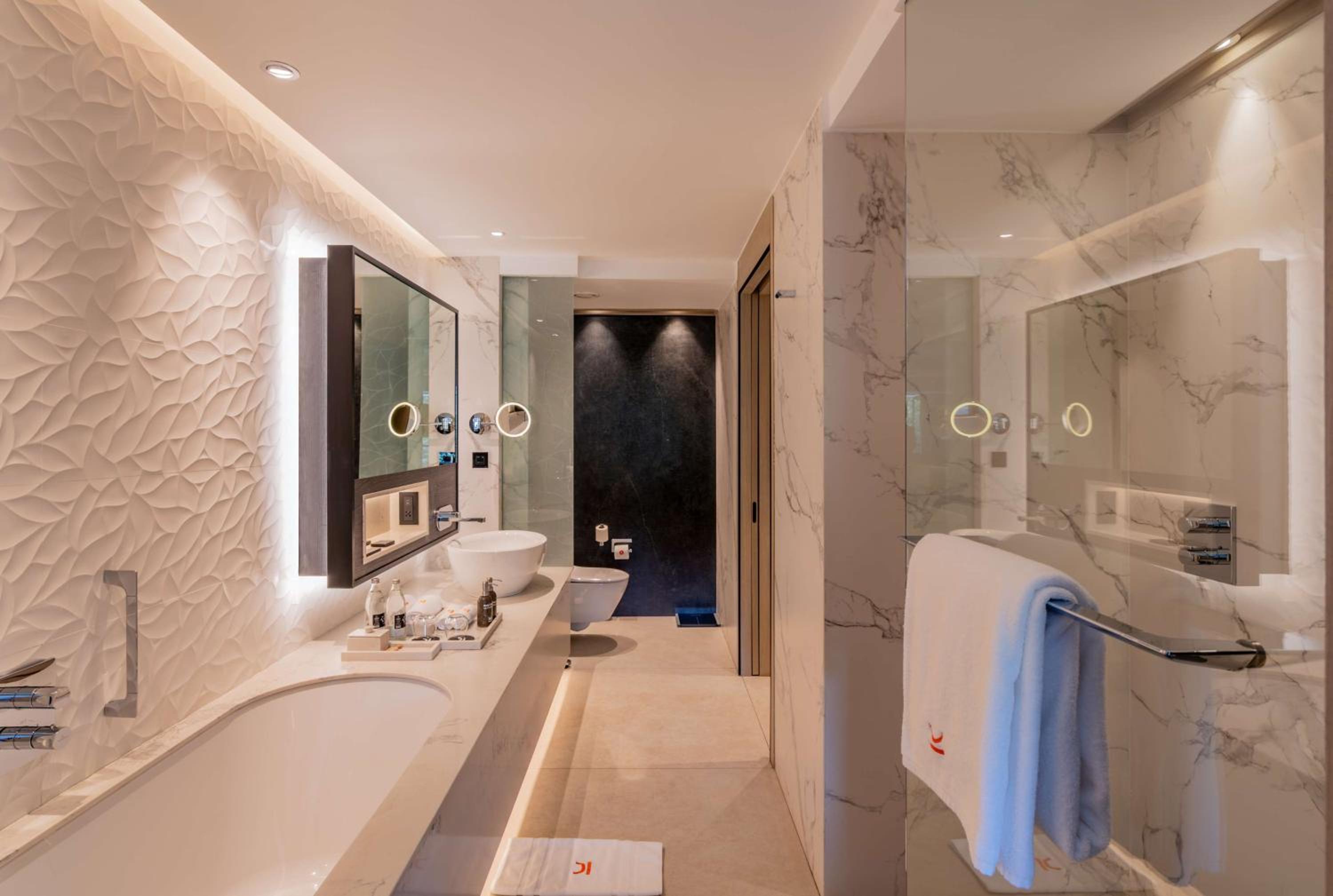 Deluxe Serene King Room - Photo 12