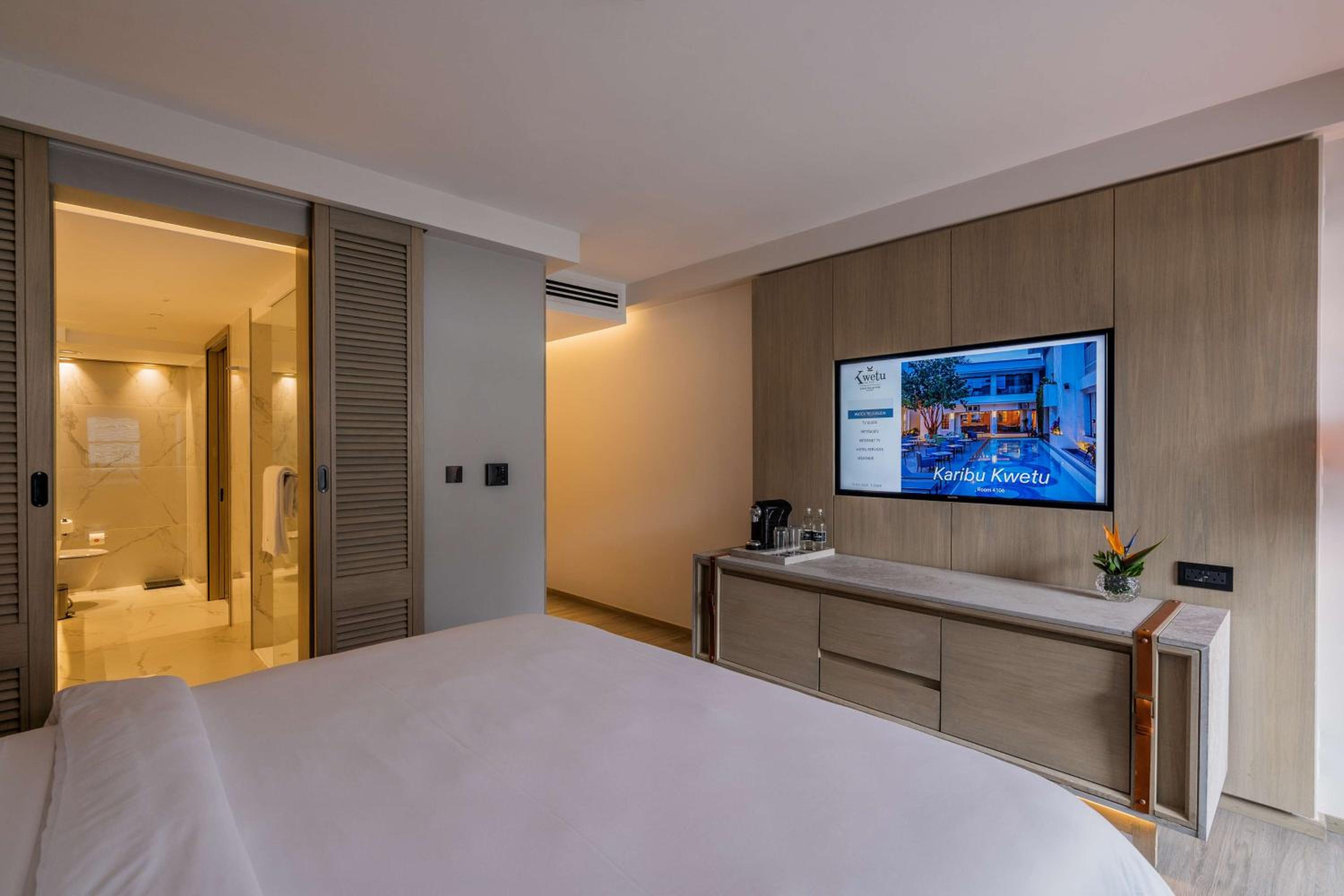 Deluxe Serene King Room - Photo 10