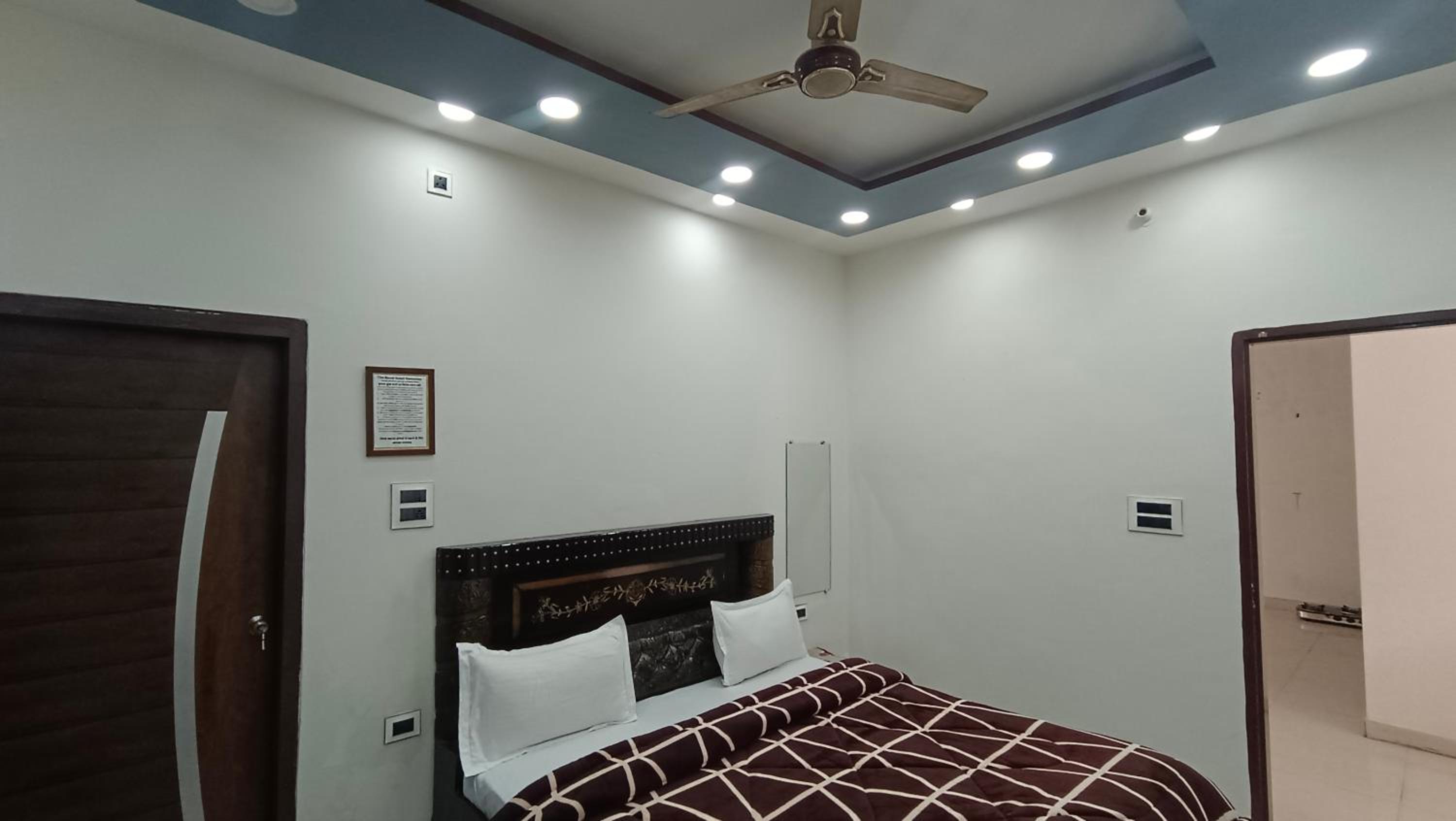 Deluxe Double Room (2 Adults + 1 Child) photo 2