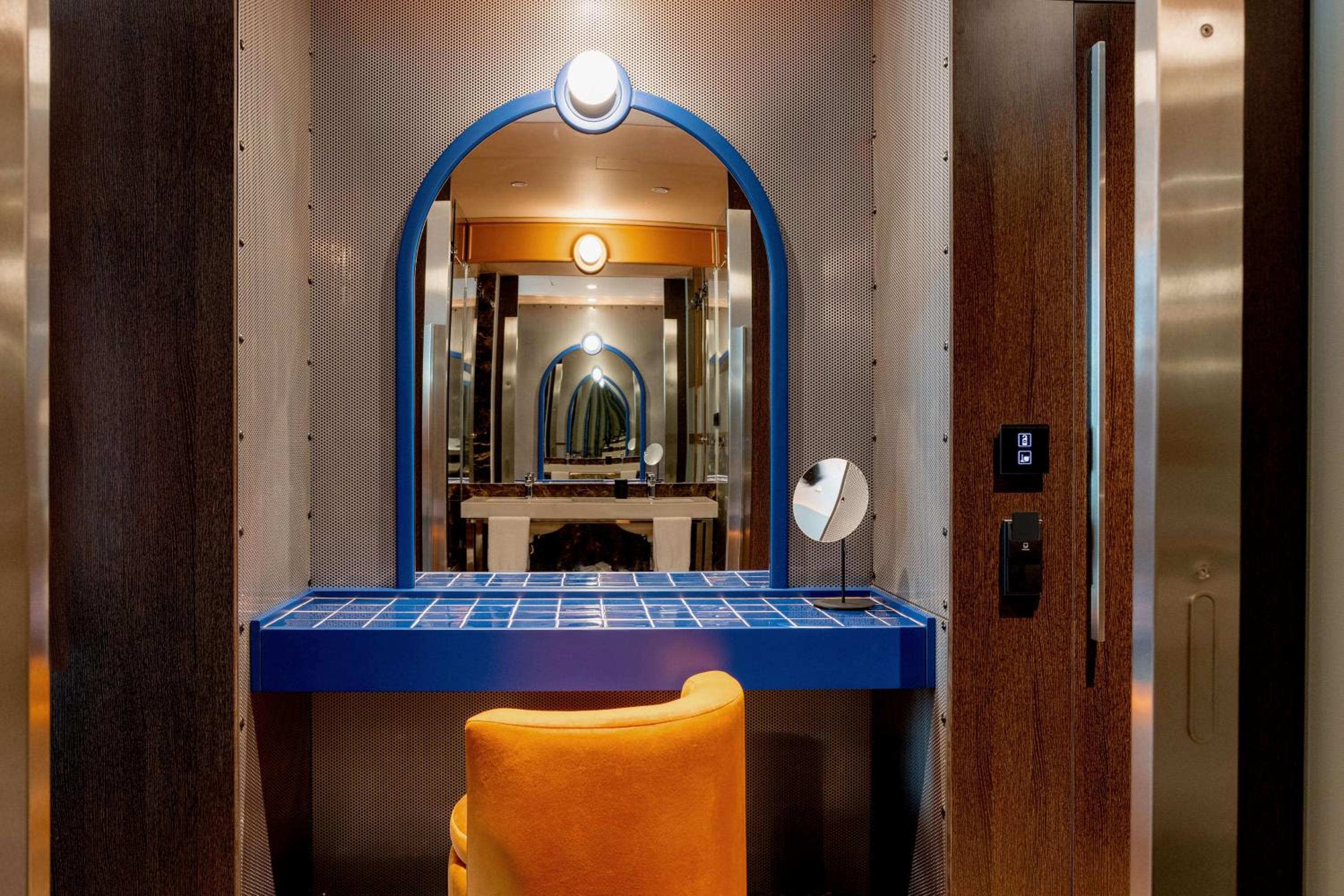 Deluxe King Room - Photo 7