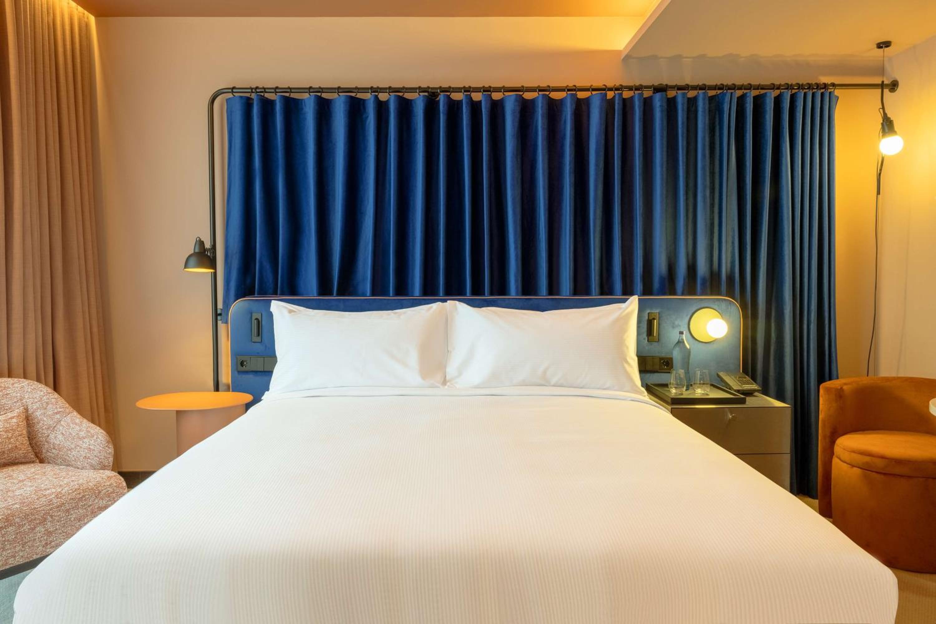 King Guest Room - Photo 6