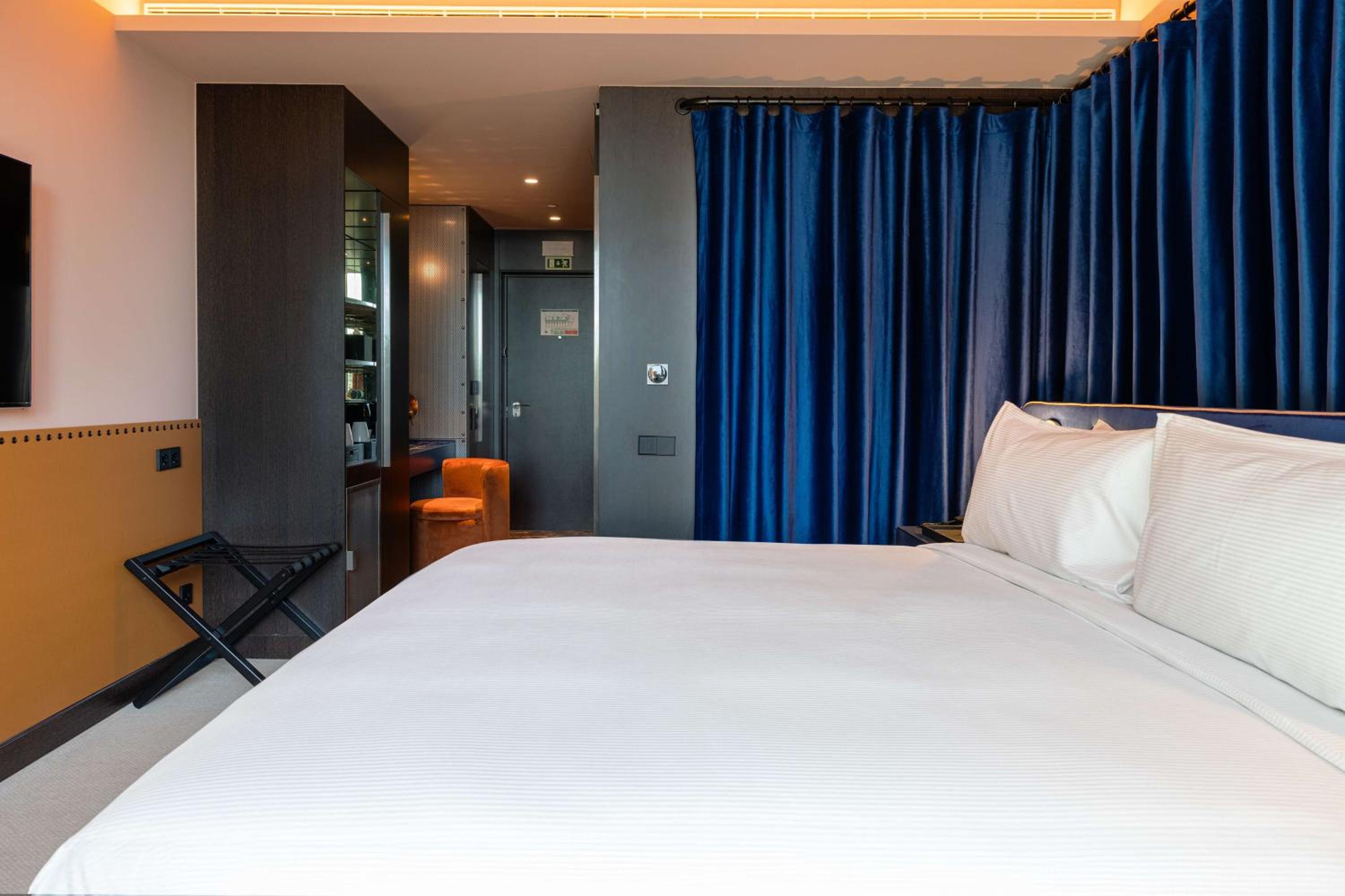 Deluxe King Room - Photo 8