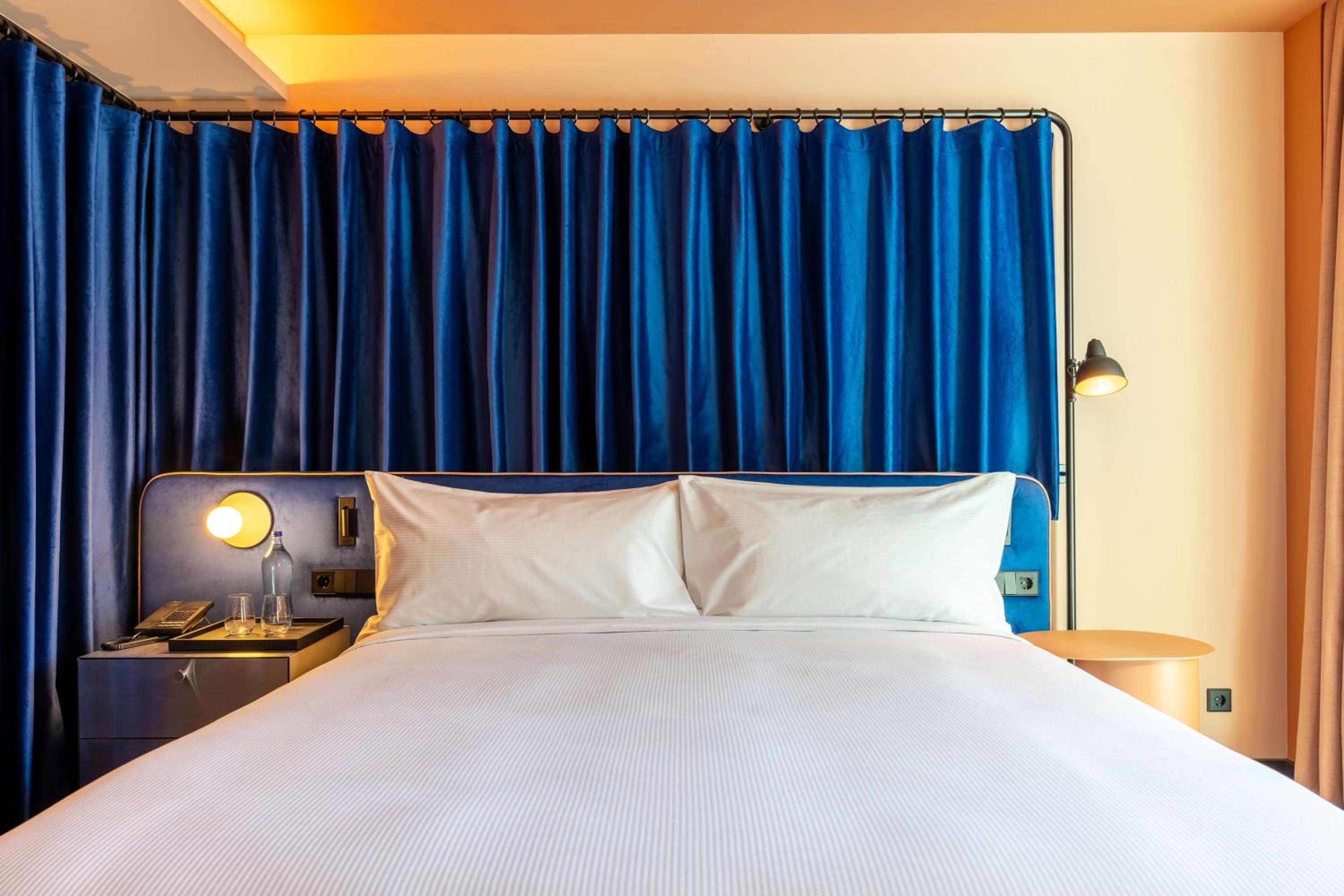 Deluxe King Room - Photo 3