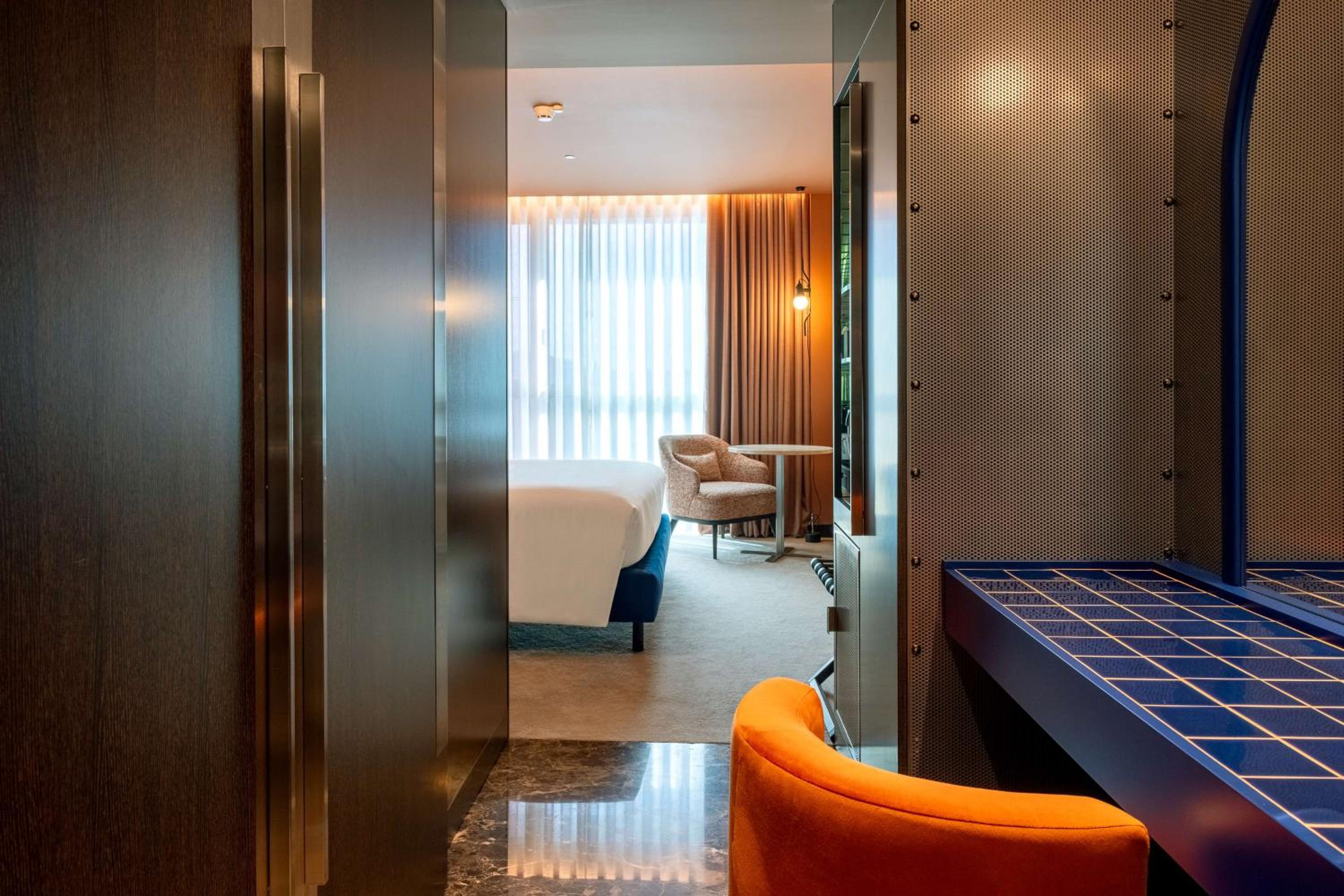 Deluxe King Room - Photo 6