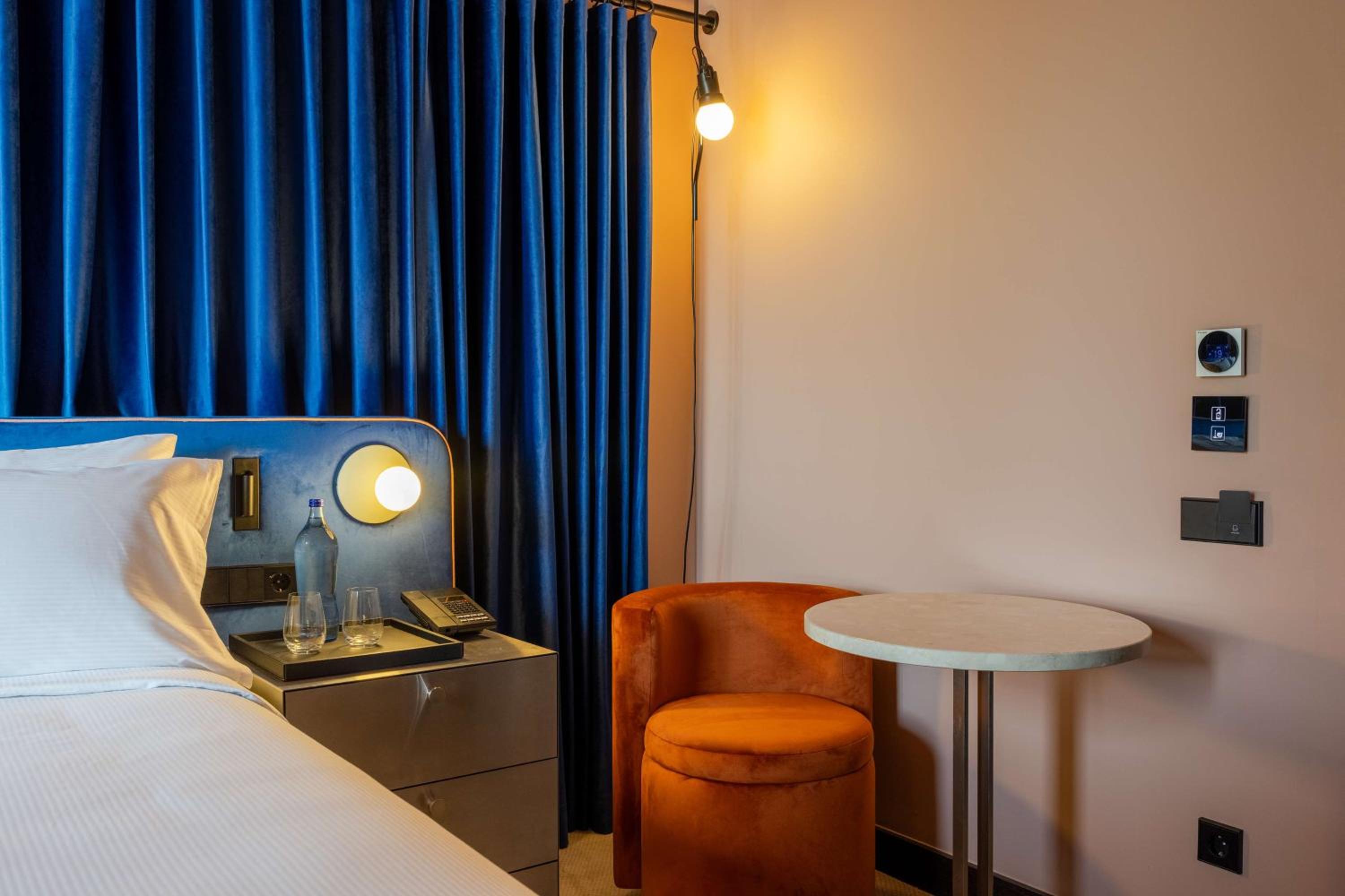 King Guest Room - Photo 8
