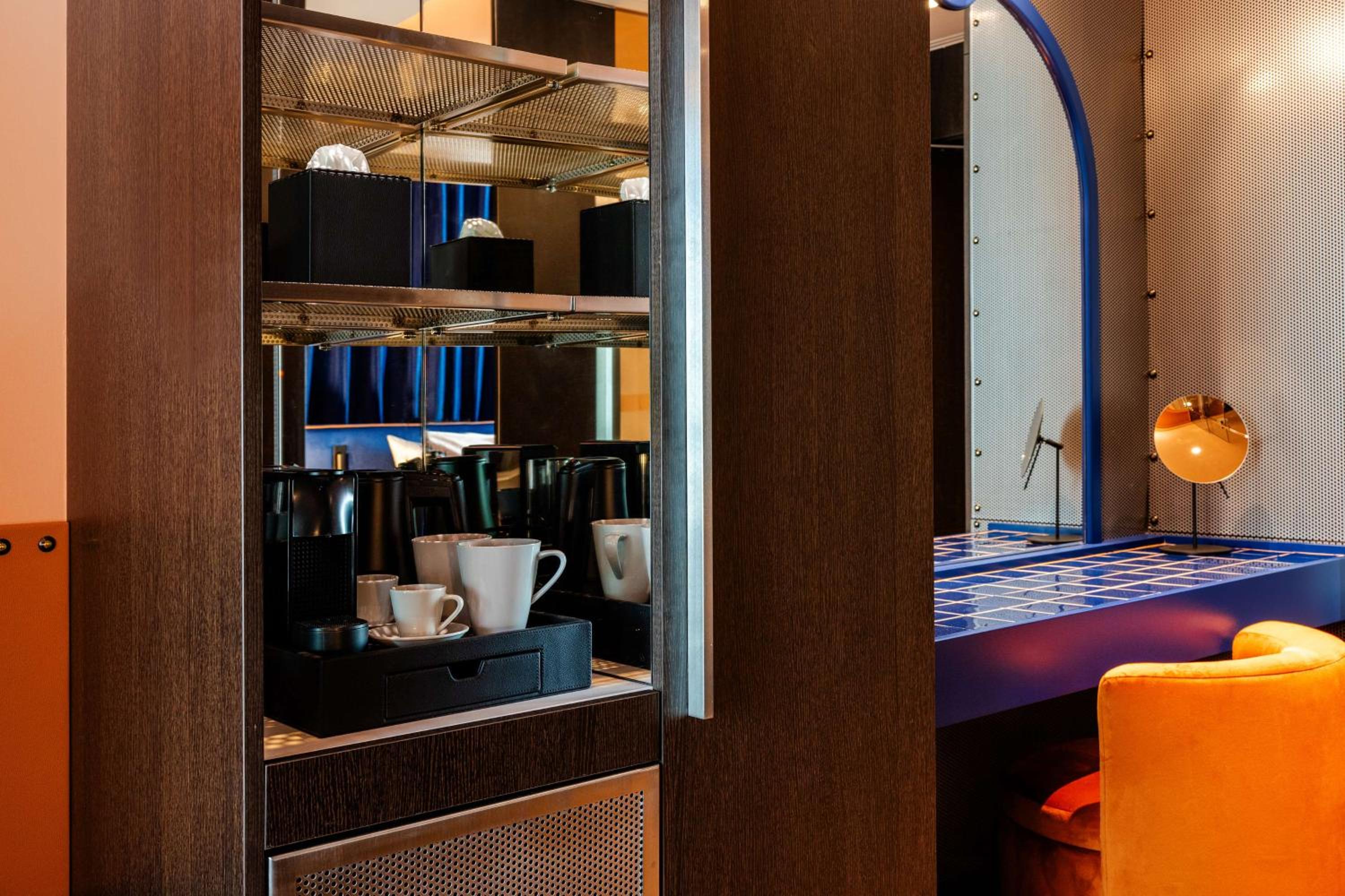 Deluxe King Room - Photo 9