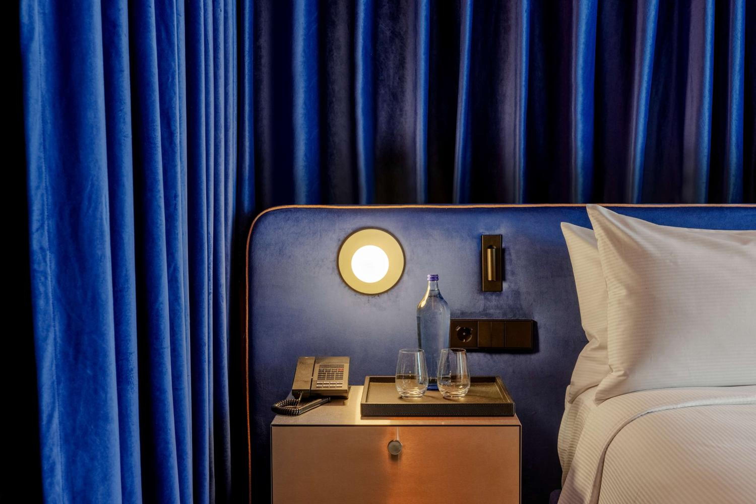 Deluxe King Room - Photo 4