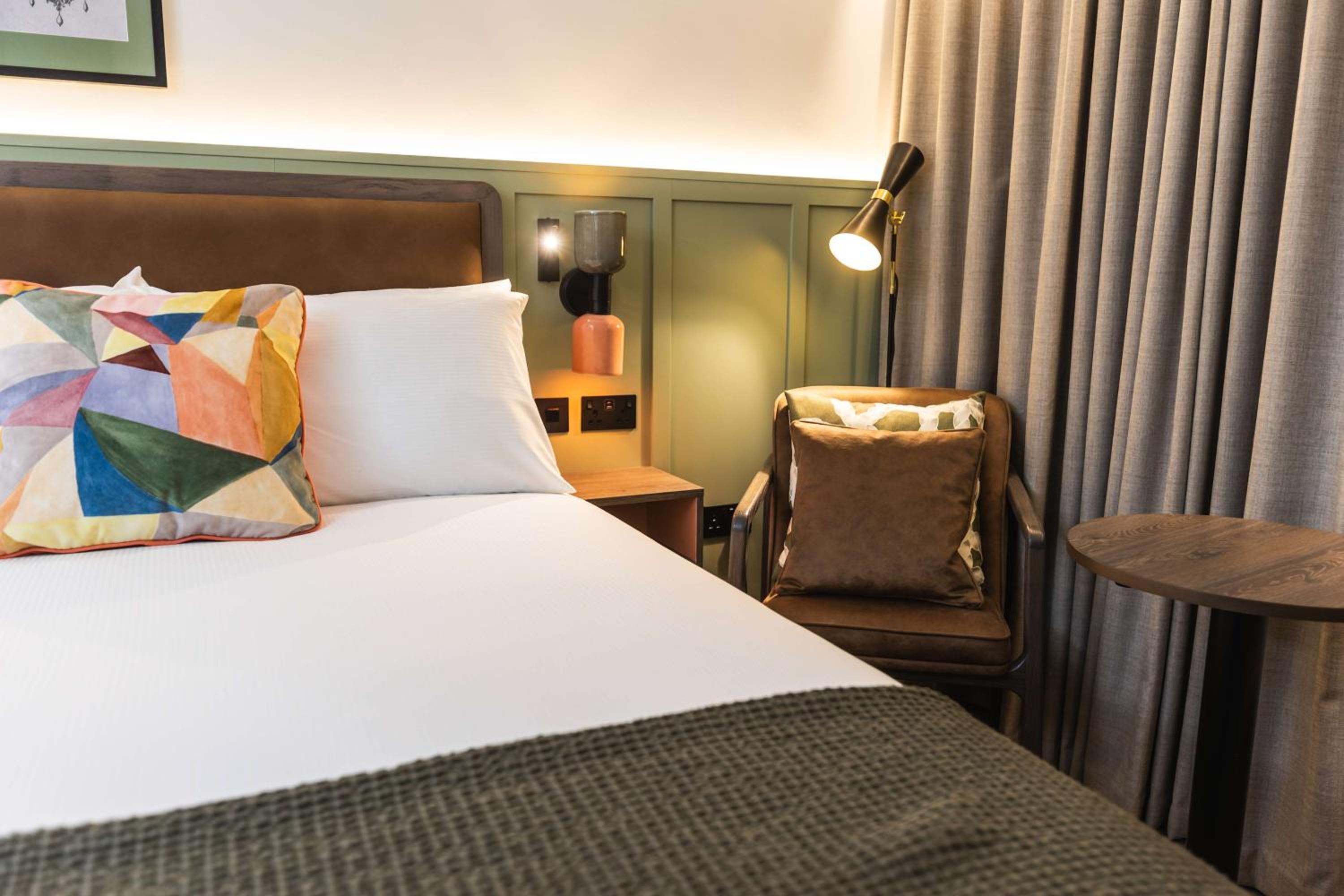 Deluxe King Room - Photo 2