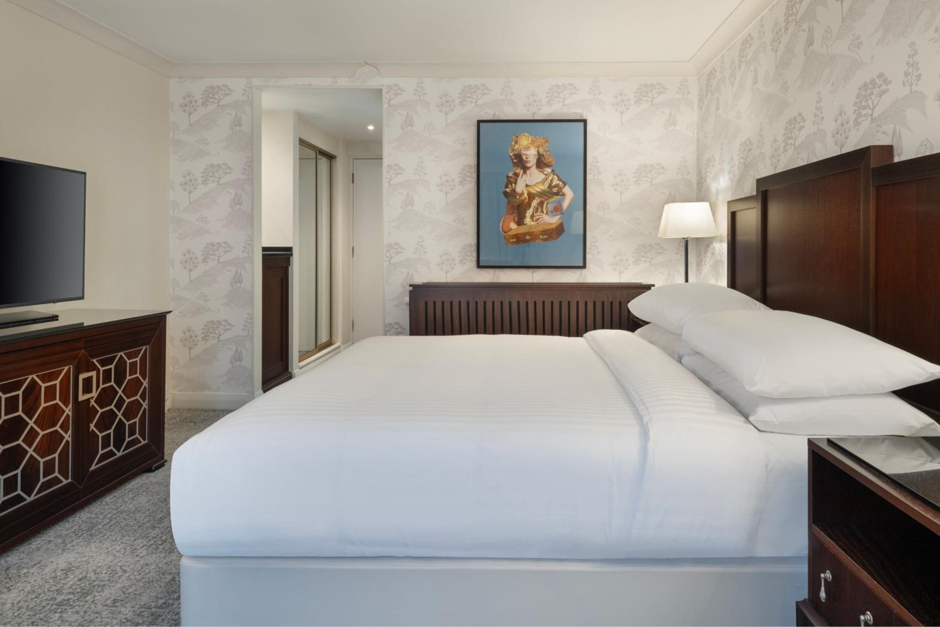 Deluxe King Room - Photo 4