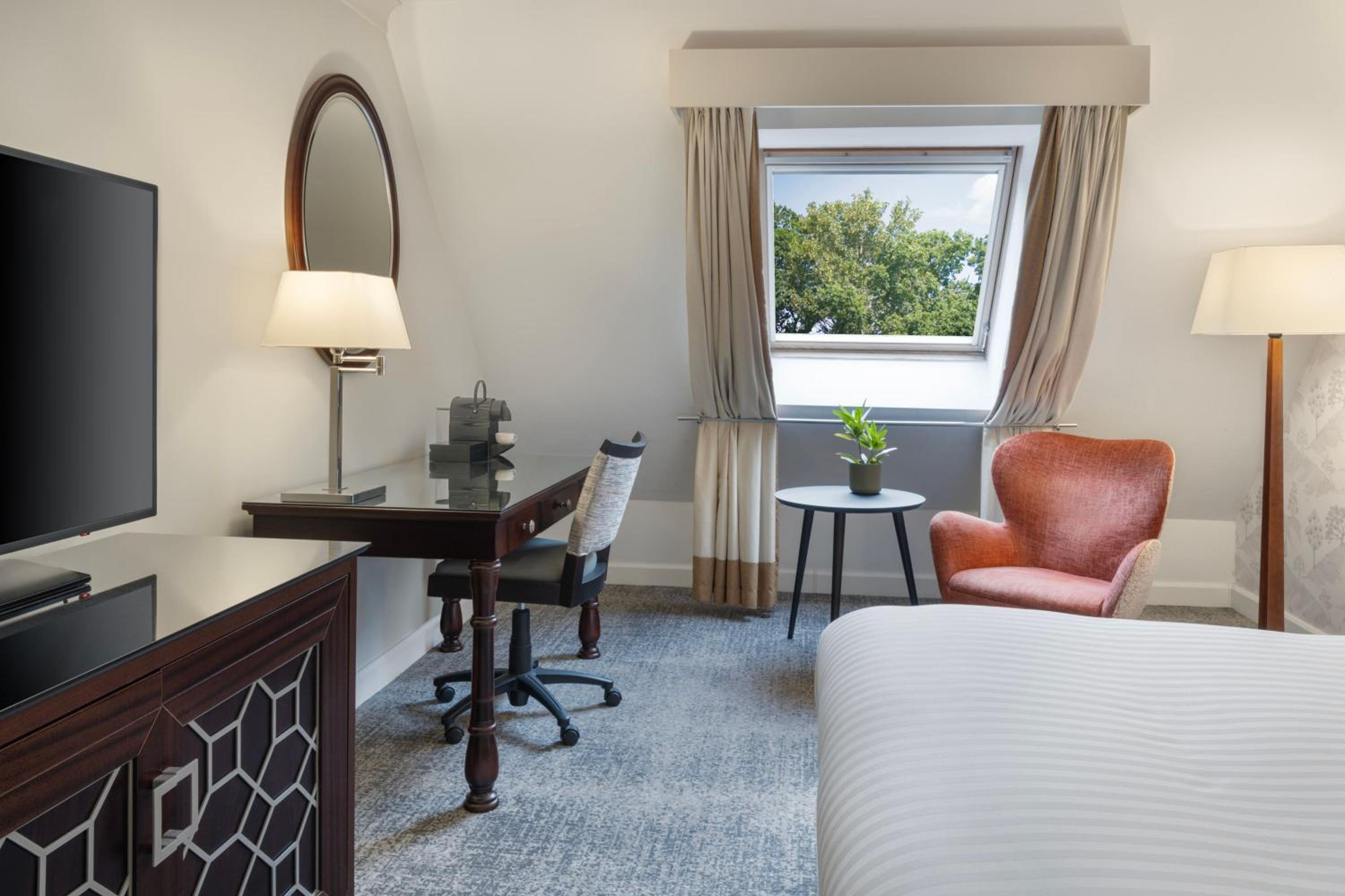 Superior King Room - Photo 6
