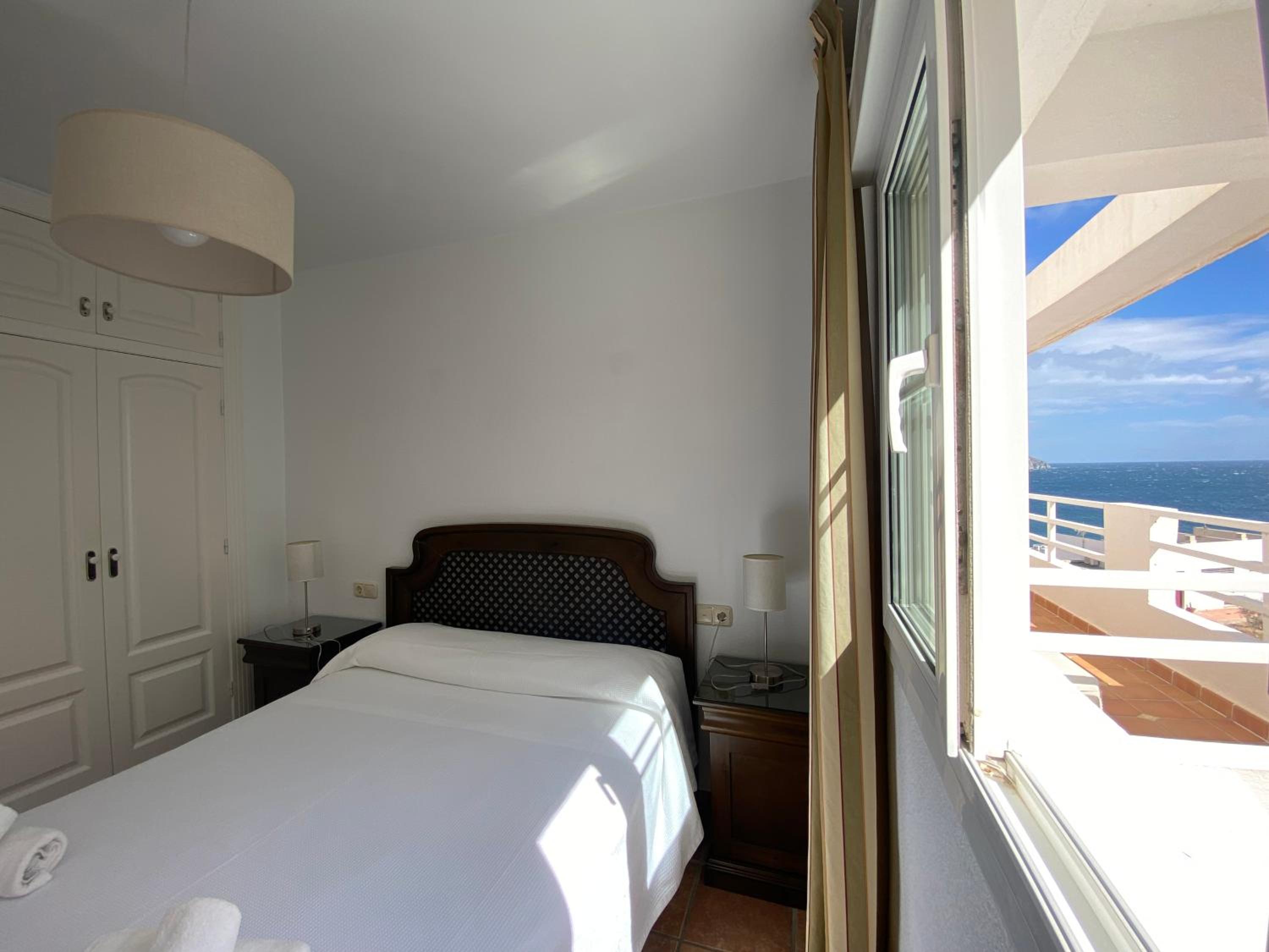 Classic Two-Bedroom Apartment with Sea View photo 2