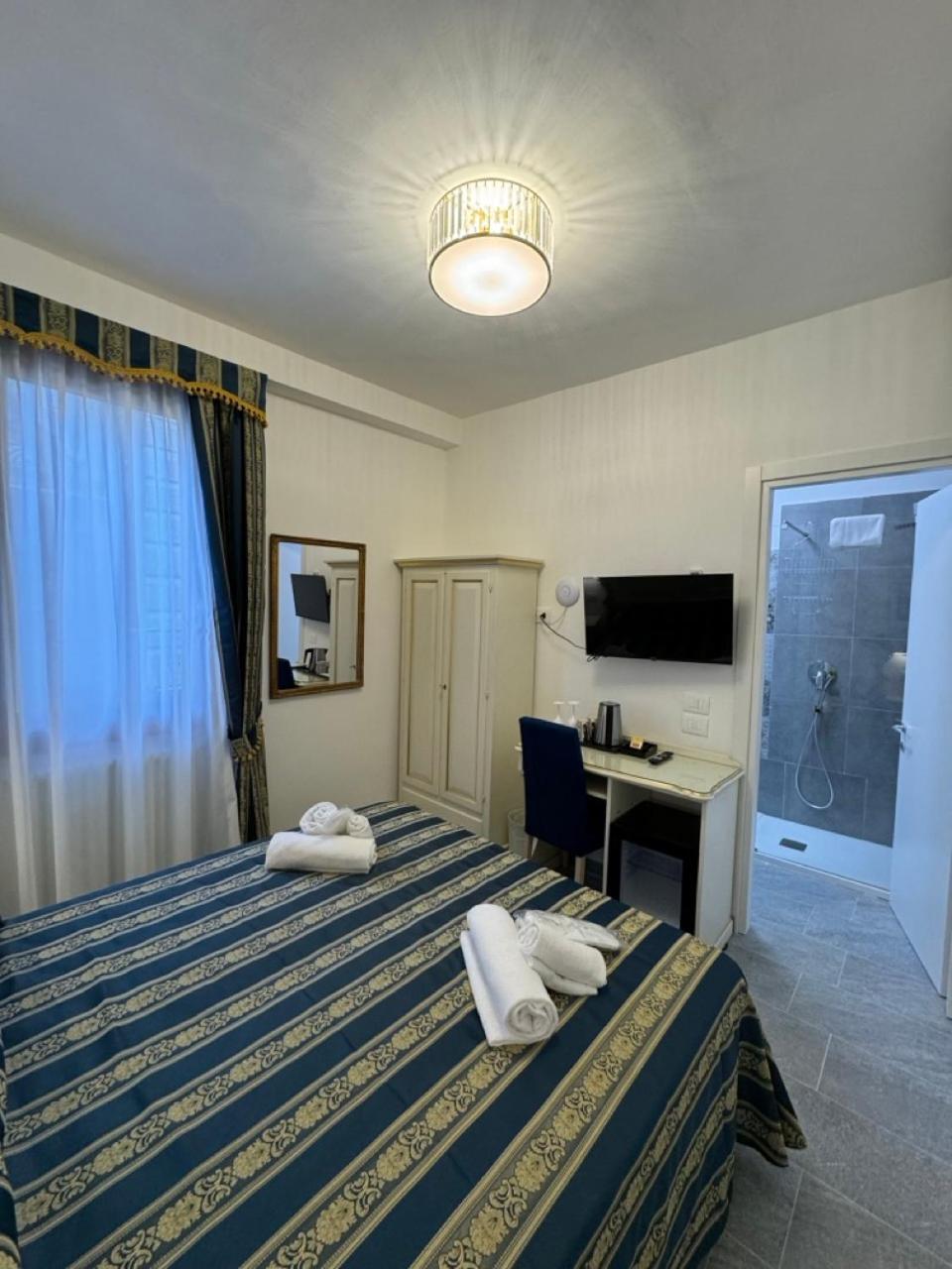 Queen Room photo 3