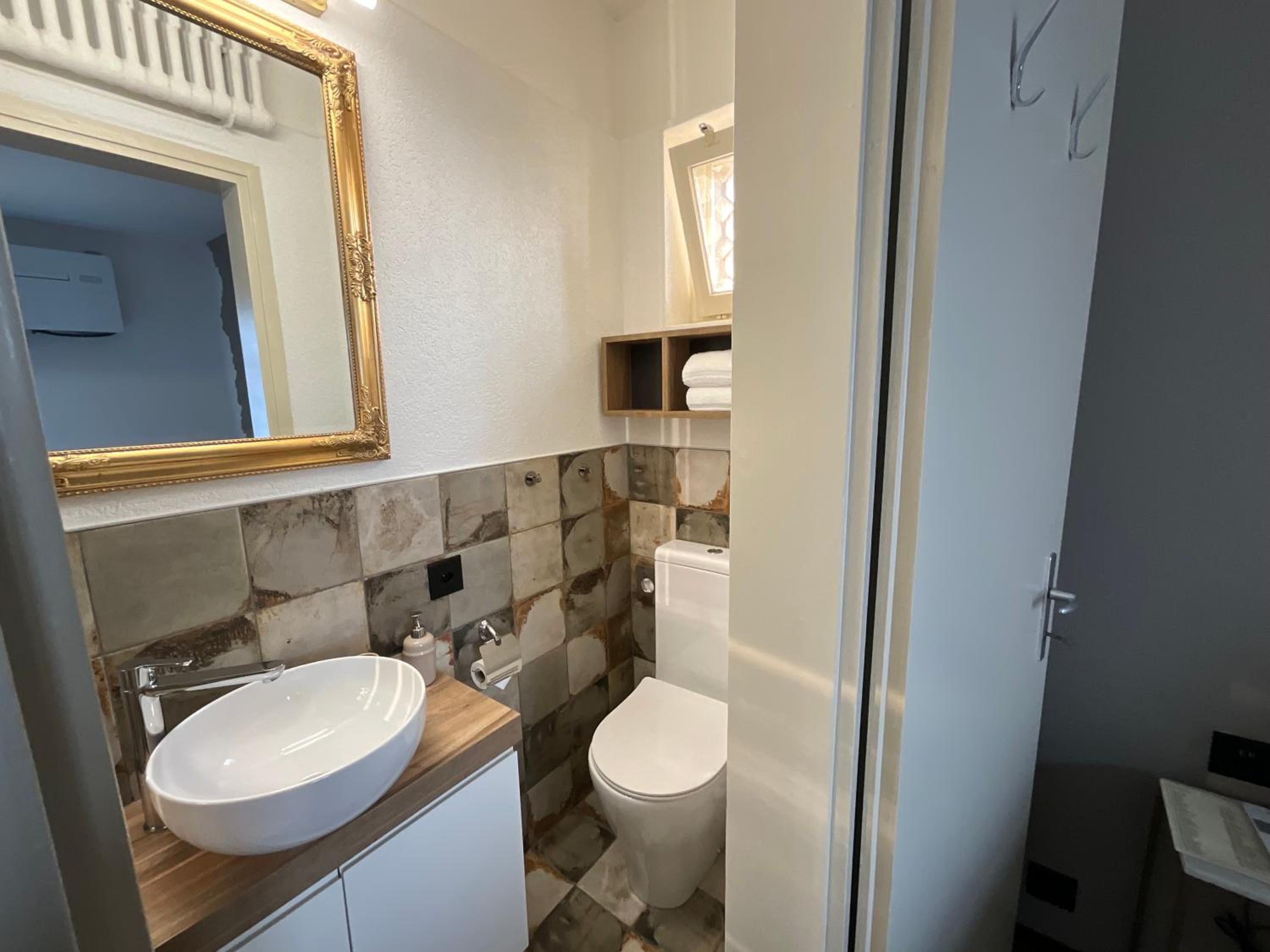 Double Room - Photo 8