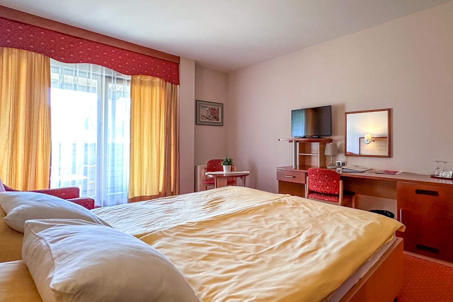 Double Room with Balcony (2 Adults + 1 Child) - Photo 1