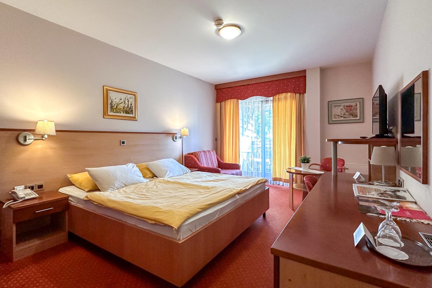 Double Room with Balcony (2 Adults + 1 Child) - Photo 36
